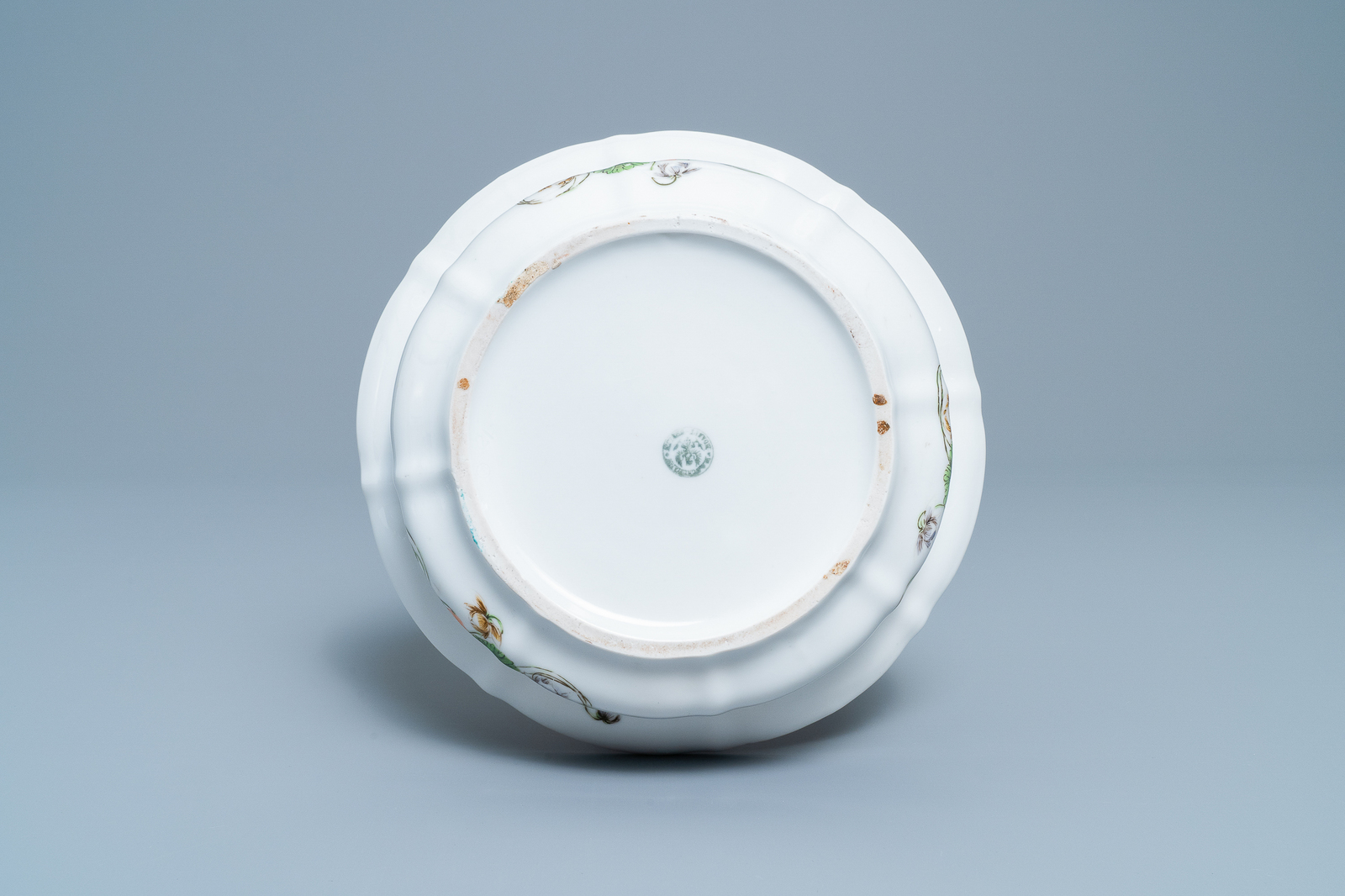 A rare KPM porcelain basin with Cantonese famille verte painting, China and Germany, 19th C. - Image 4 of 7