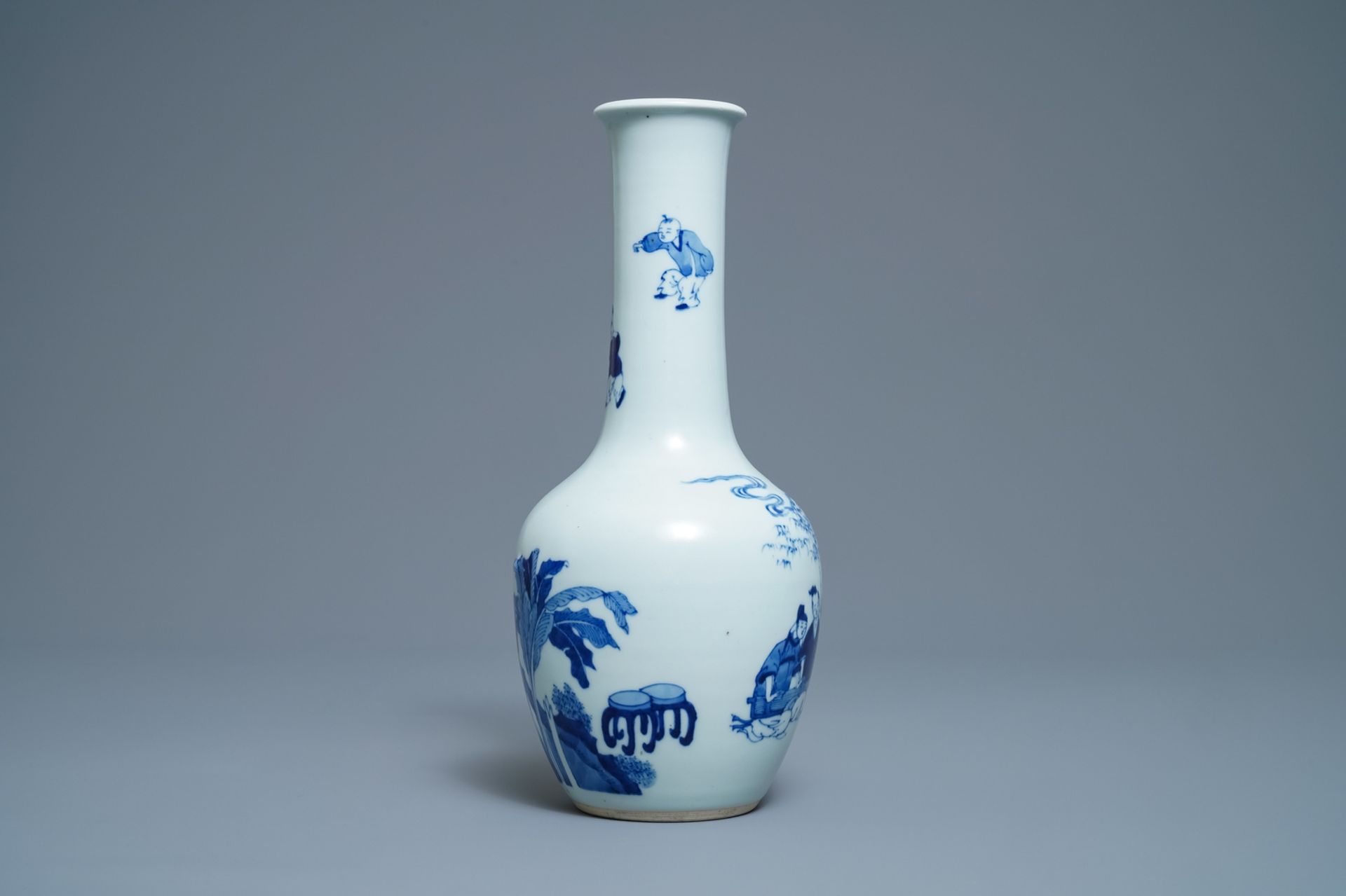 A Chinese blue and white bottle vase with go-players, 19/20th C. - Image 3 of 12