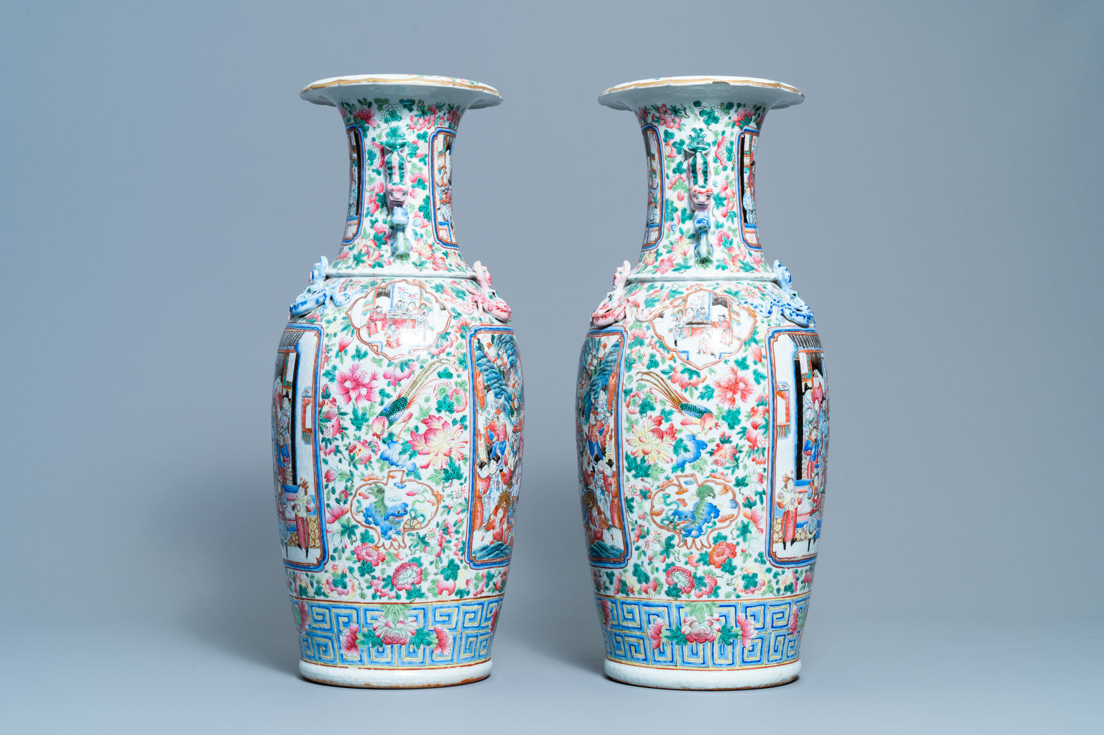 A pair of Chinese famille rose vases with a court scene and a battle scene, 19th C. - Image 4 of 6