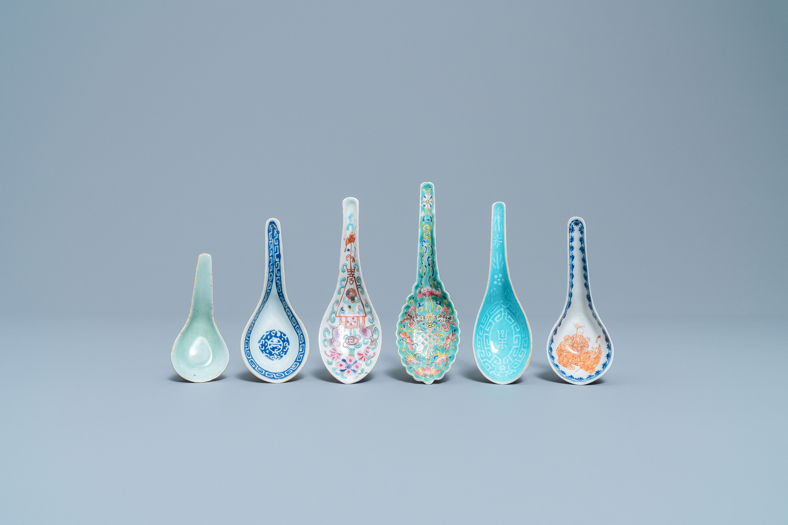 Six various Chinese porcelain spoons, 19/20th C. - Image 3 of 6