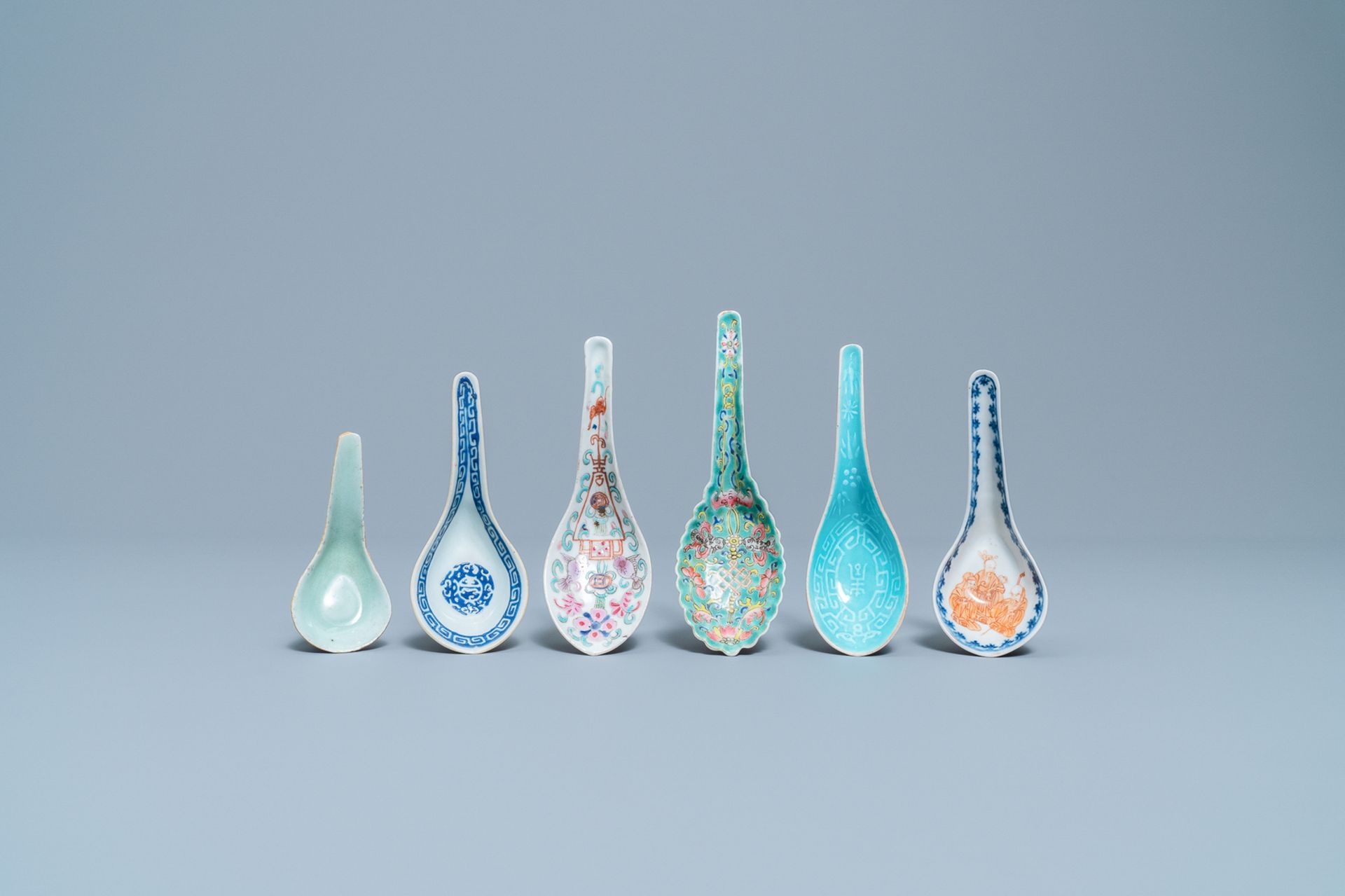 Six various Chinese porcelain spoons, 19/20th C. - Bild 3 aus 6