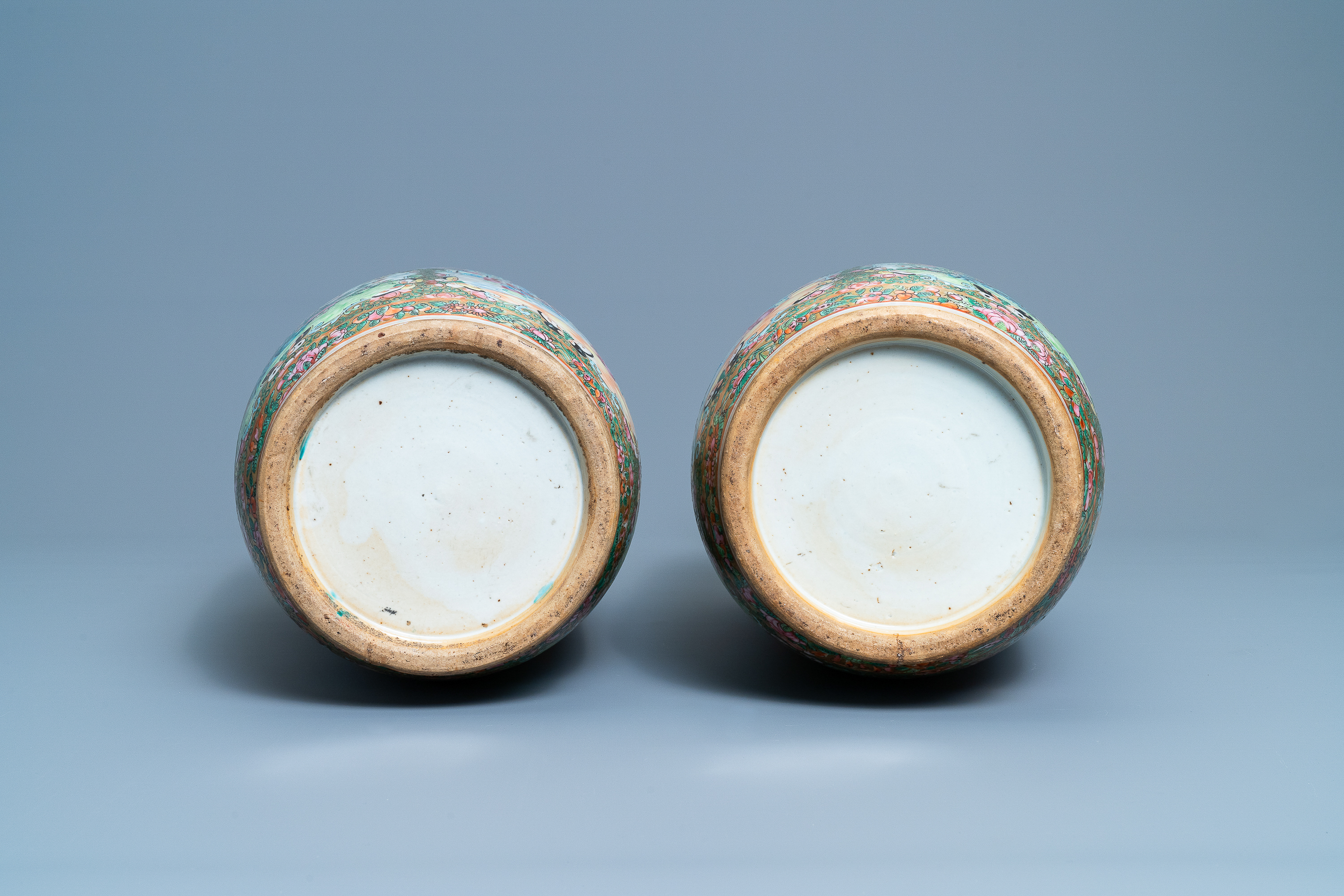 A pair of Chinese Canton famille rose rouleau vases, 19th C. - Image 6 of 6