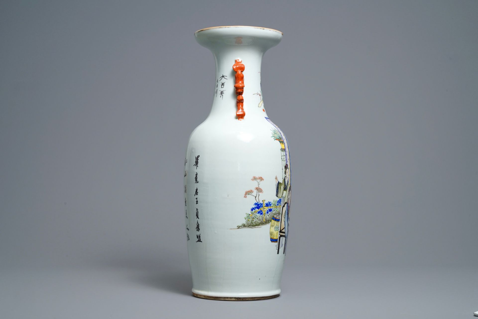 A Chinese qianjiang cai vase with women around a table, signed Yan Bing Jun, dated 1913 - Bild 2 aus 6