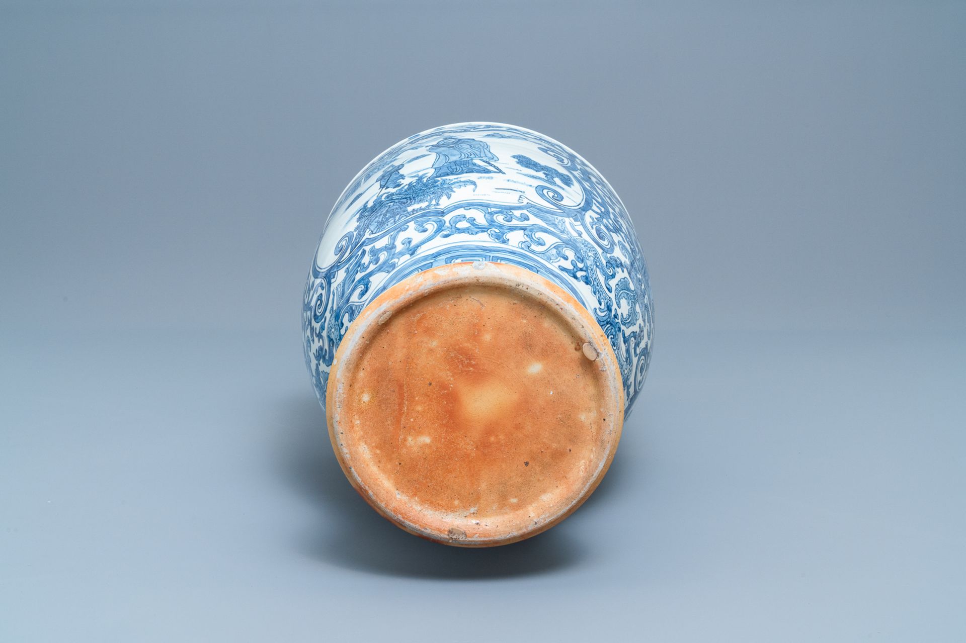 A large Chinese blue and white vase with figurative medallions, 20th C. - Bild 6 aus 6