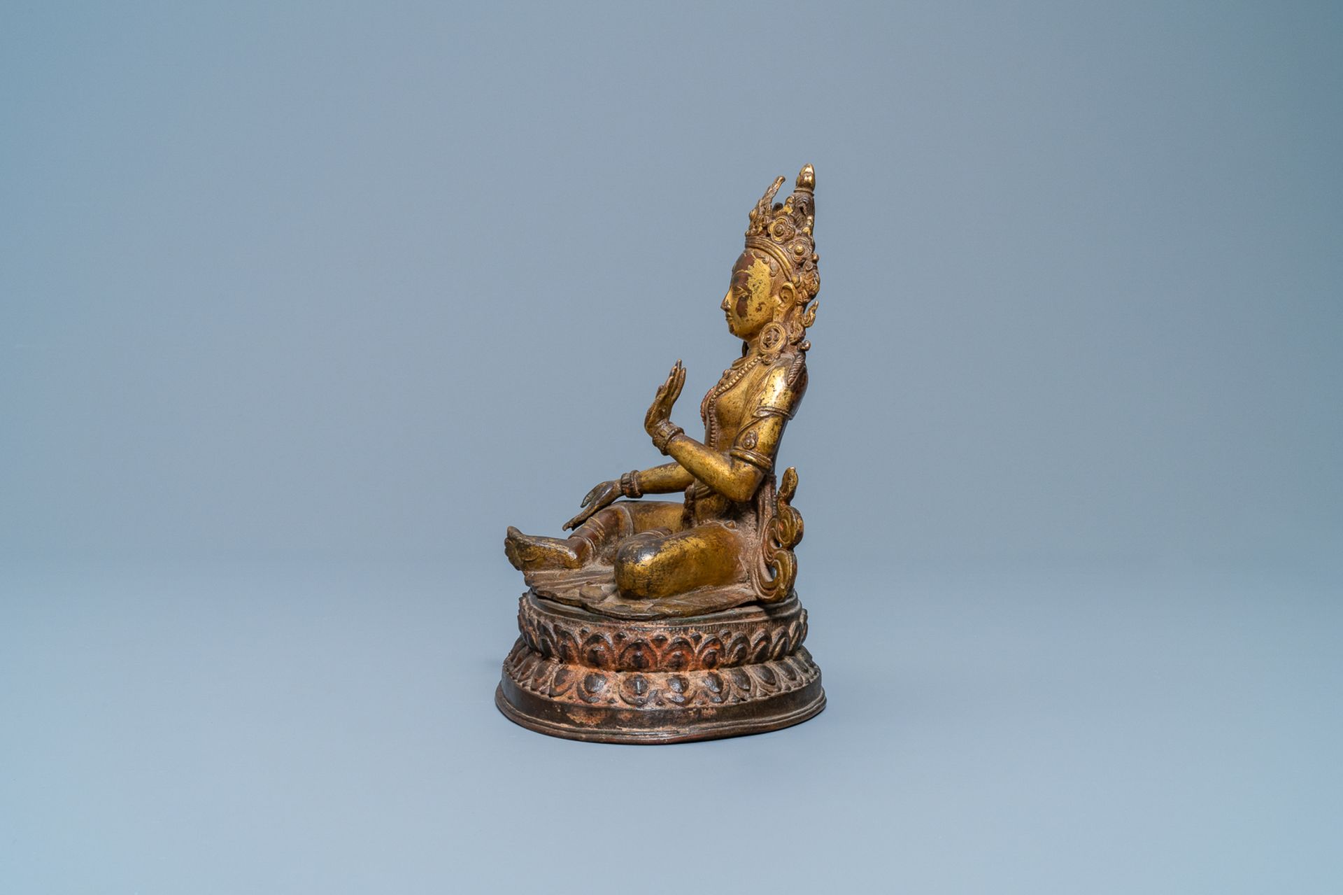 A Nepalese gilt bronze figure of White Tara, 16th C. - Image 5 of 7