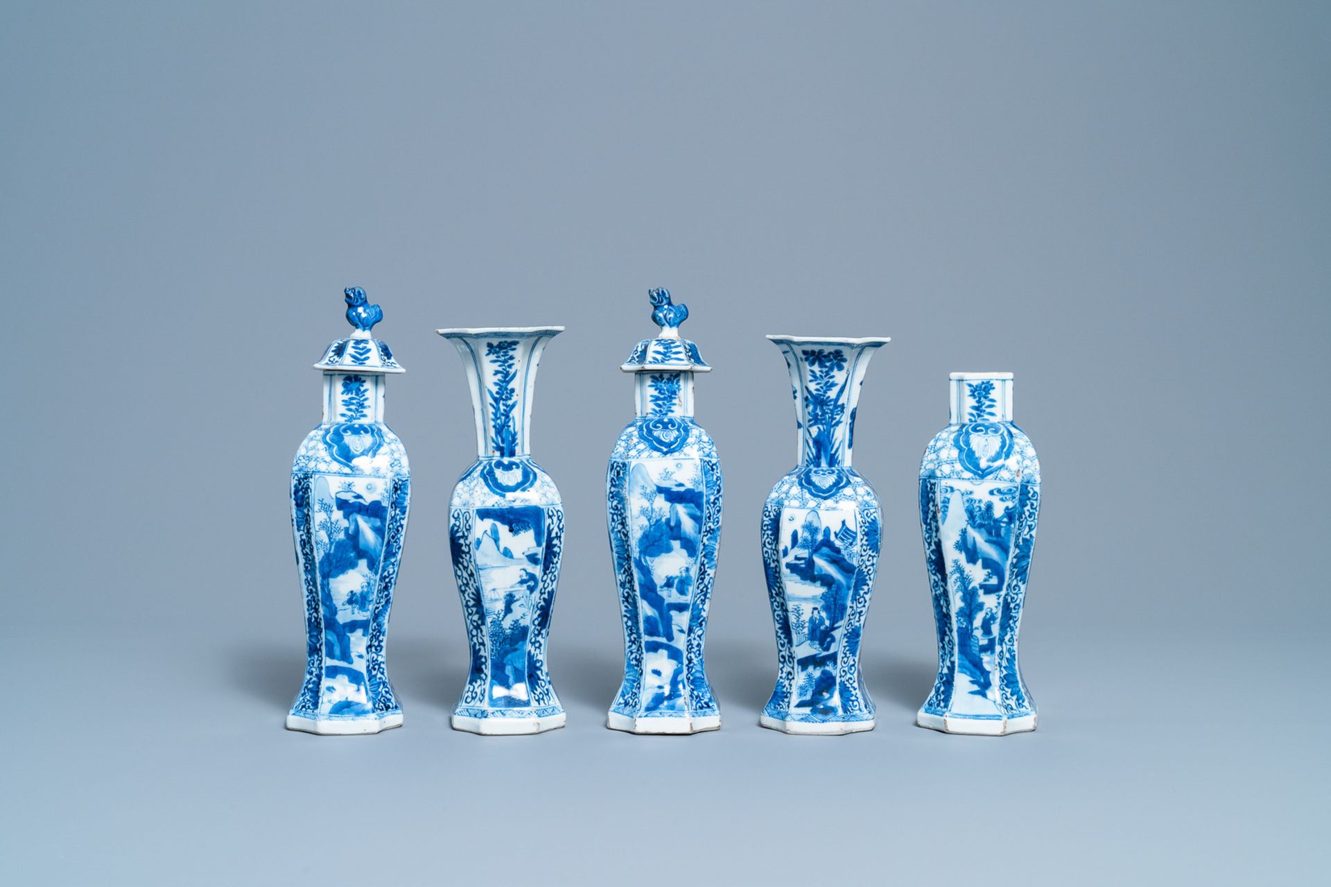 A Chinese blue and white five-piece garniture with boys and ladies, Kangxi - Bild 2 aus 6