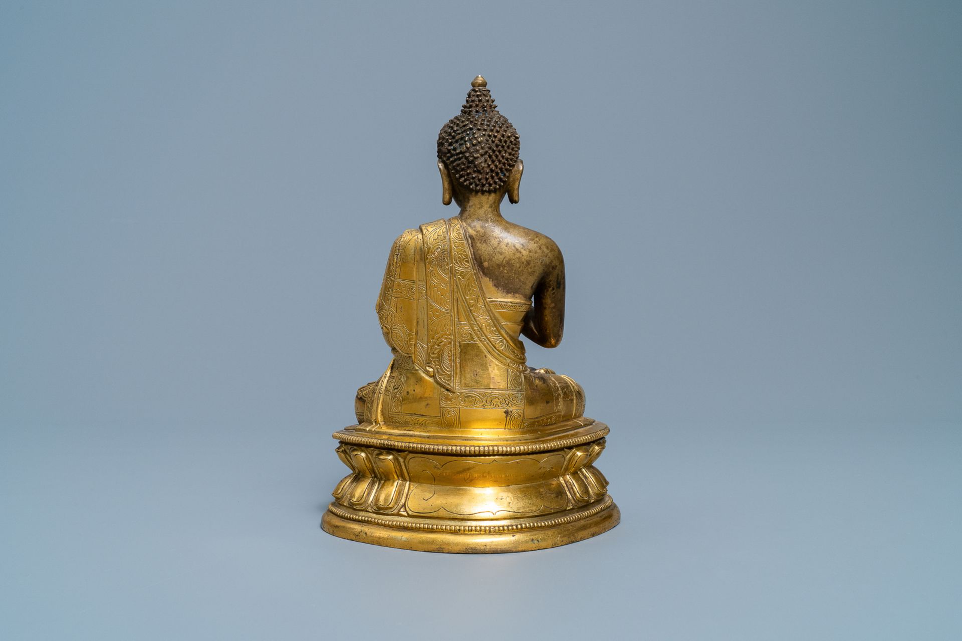 A Chinese gilt bronze figure of Buddha, 17th C. - Image 4 of 7