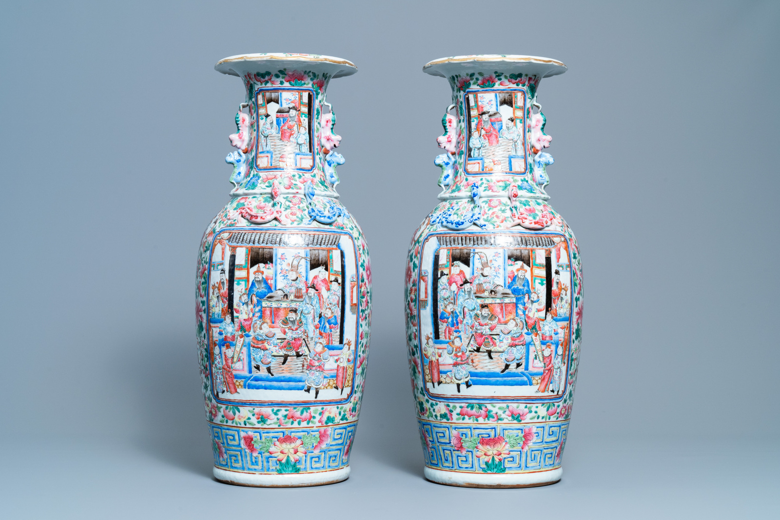 A pair of Chinese famille rose vases with a court scene and a battle scene, 19th C. - Image 3 of 6