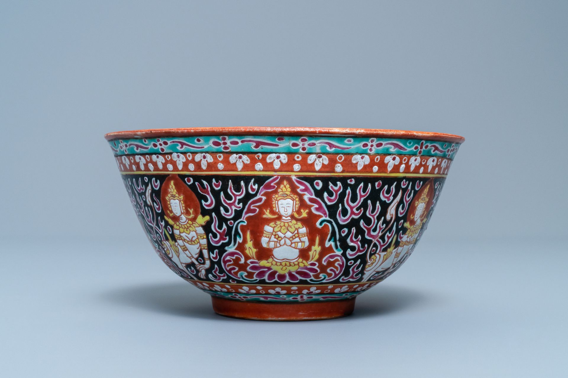 A Chinese Thai market Bencharong bowl, 19th C. - Image 2 of 7