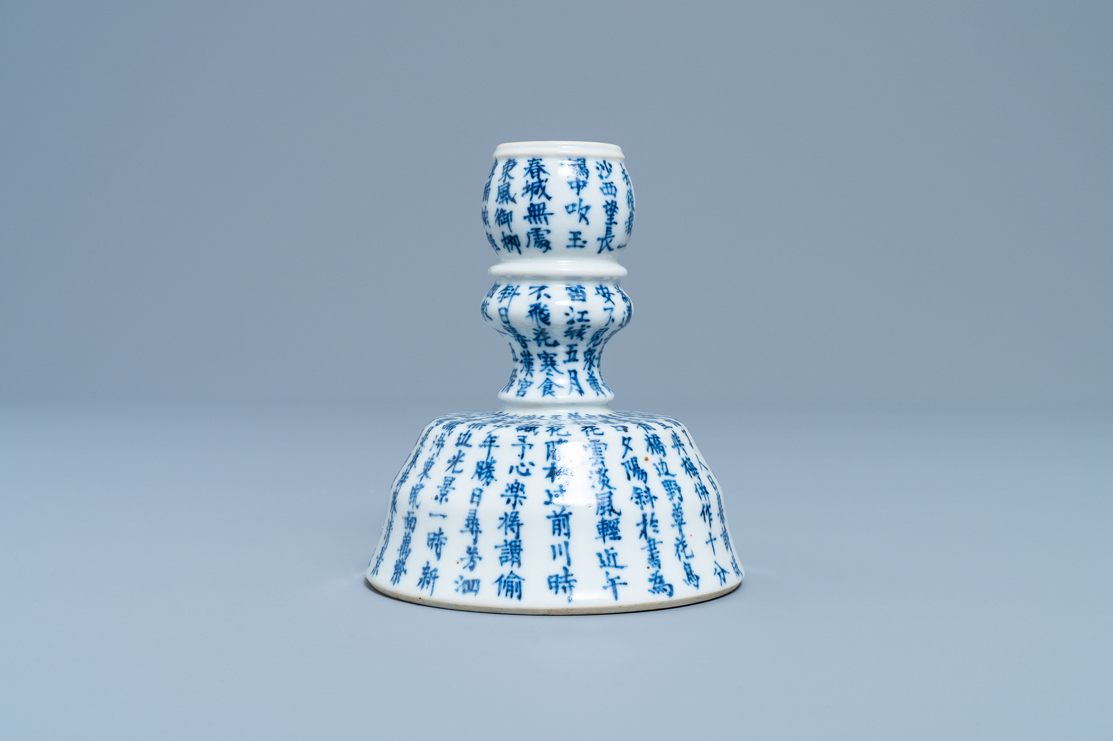 A Chinese blue and white Vietnamese market 'Bleu de Hue' candlestick, 19th C. - Image 3 of 7