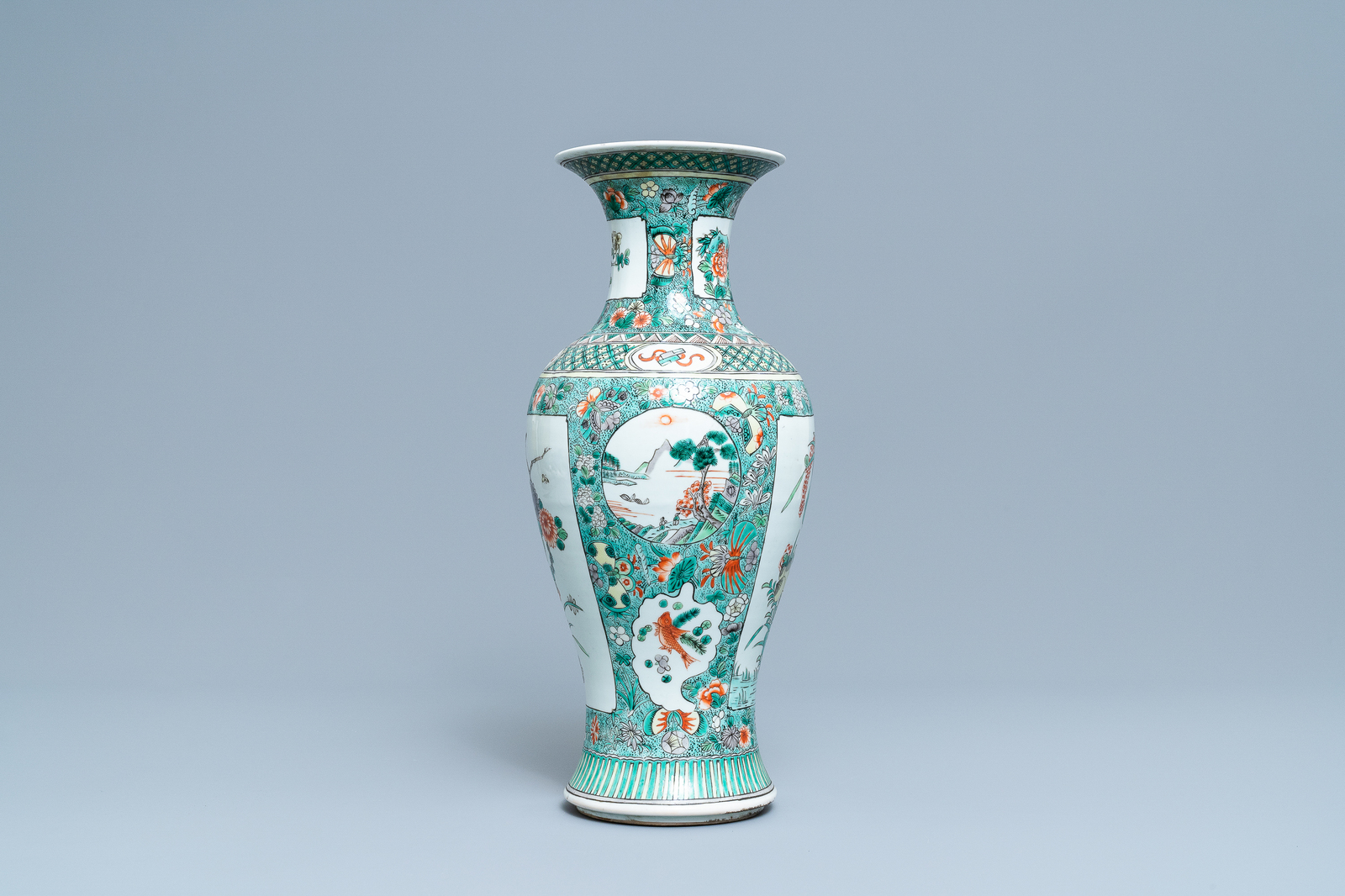 A Chinese famille verte vase, 19th C. - Image 2 of 6
