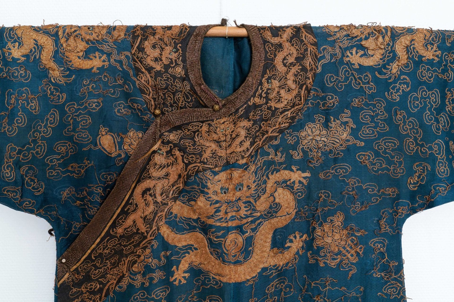 A Chinese gold-thread embroidered summer robe, 19th C. - Bild 5 aus 13