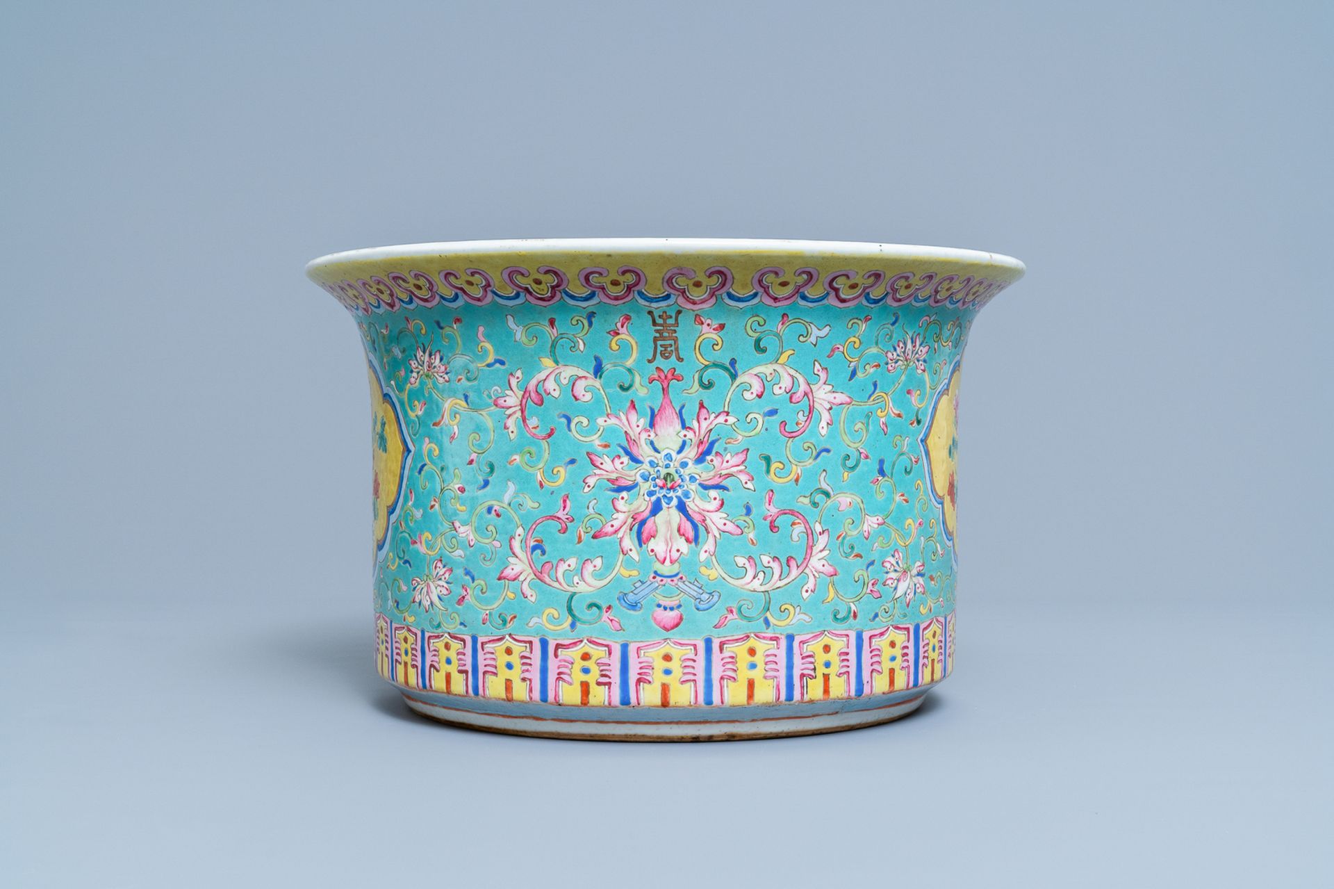 A Chinese turquoise-ground famille rose jardiniere, 19th C. - Bild 2 aus 6