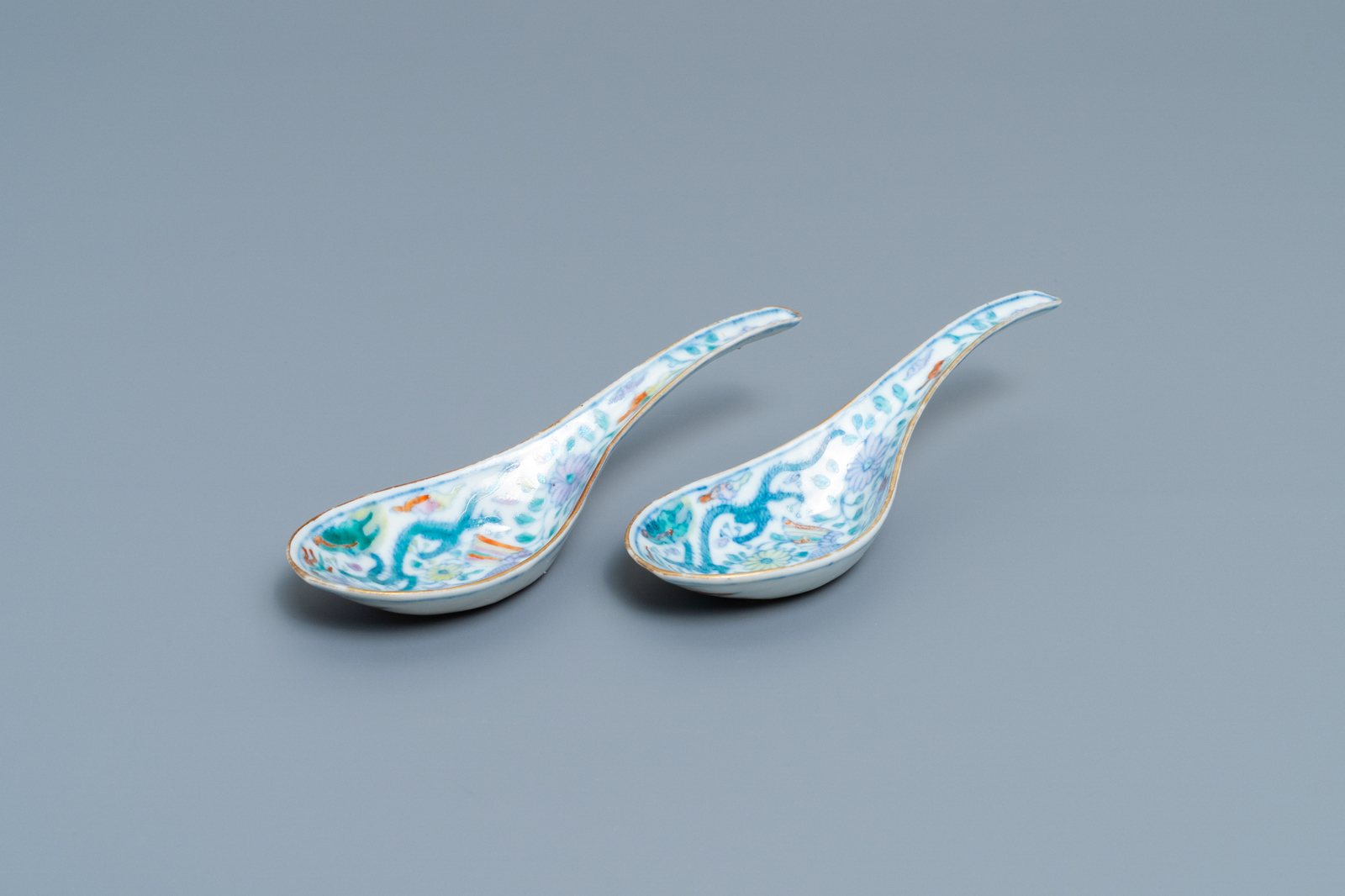 A pair of Chinese doucai 'dragon and phoenix' spoons, Chenghua mark, 19th C. - Image 5 of 6