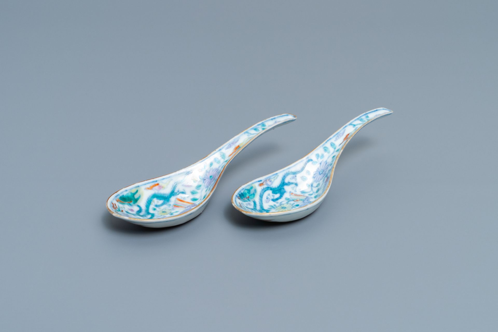 A pair of Chinese doucai 'dragon and phoenix' spoons, Chenghua mark, 19th C. - Image 5 of 6