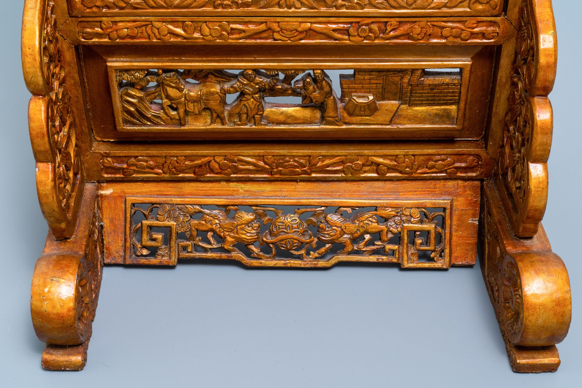 A pair of Chinese gilt carved wood screens for the Straits or Peranakan market, 19th C. - Image 11 of 12