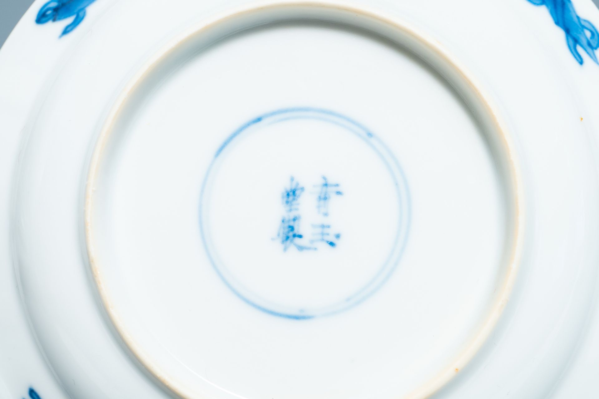 Six small Chinese blue and white 'Long Eliza and boys' plates, Kangxi - Bild 6 aus 9