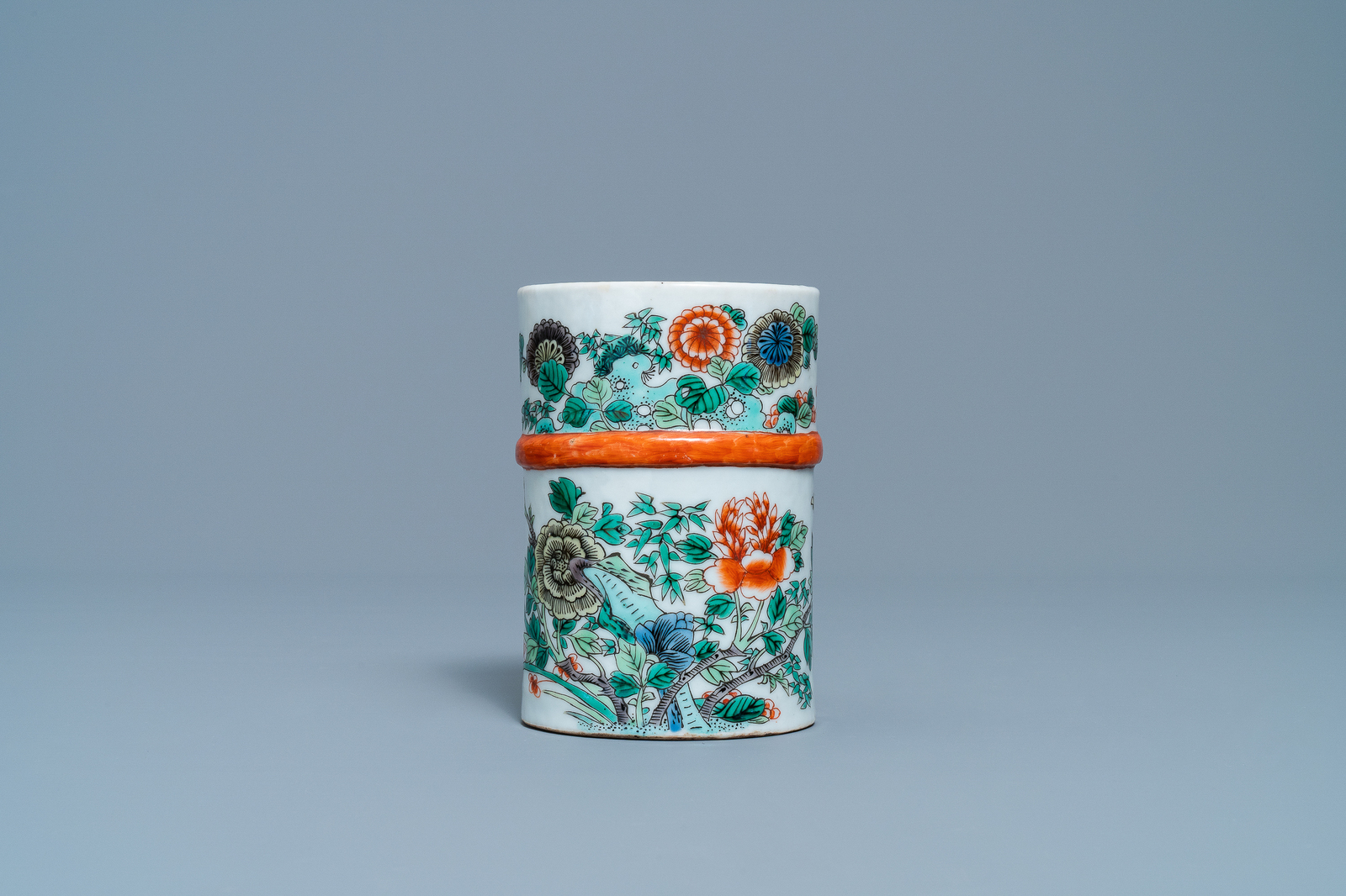 A Chinese famille verte brush pot, 19th C. - Image 5 of 8