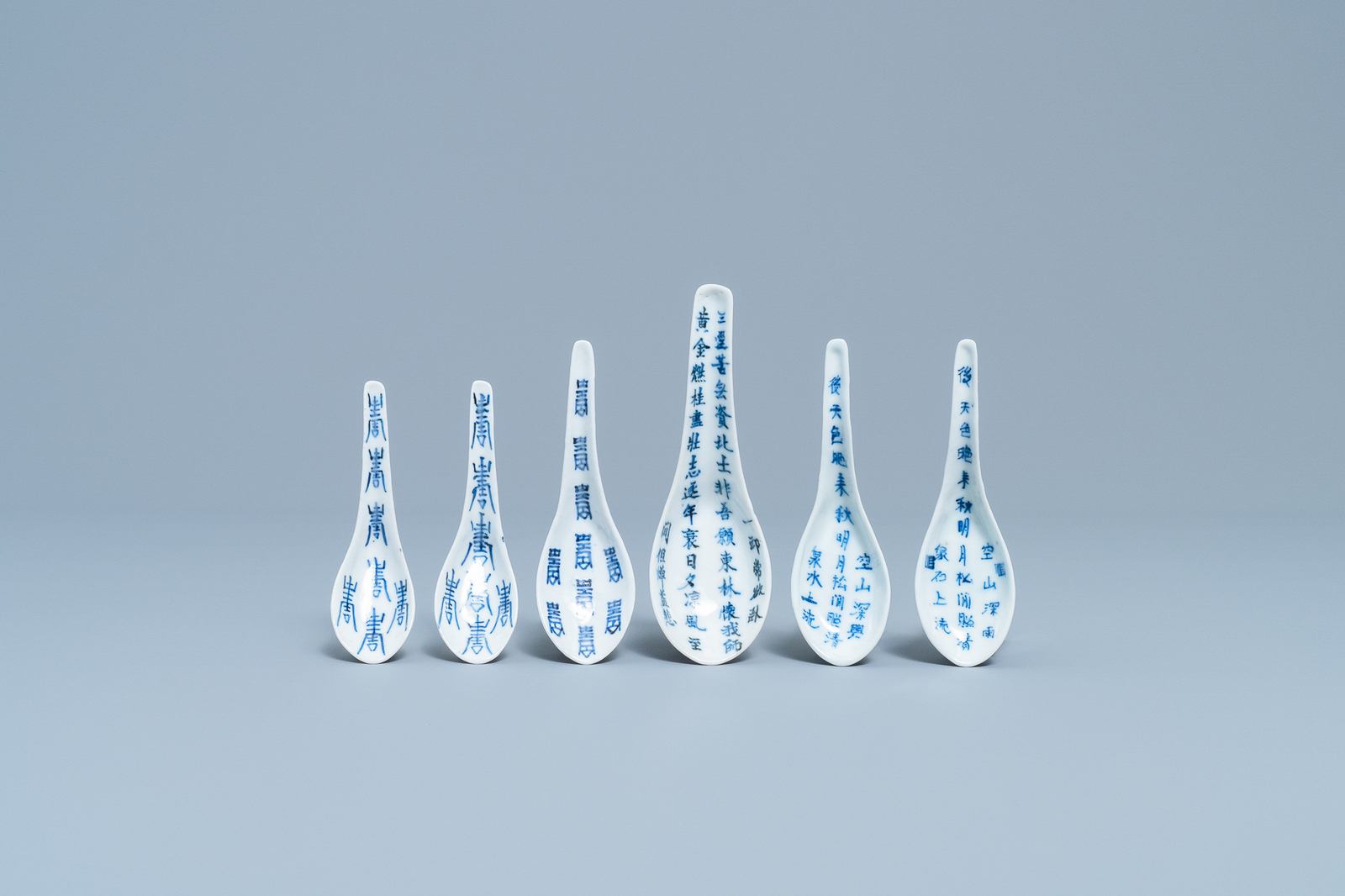 Six Chinese blue and white spoons with Shou-characters and poems, 19/20th C. - Image 2 of 5