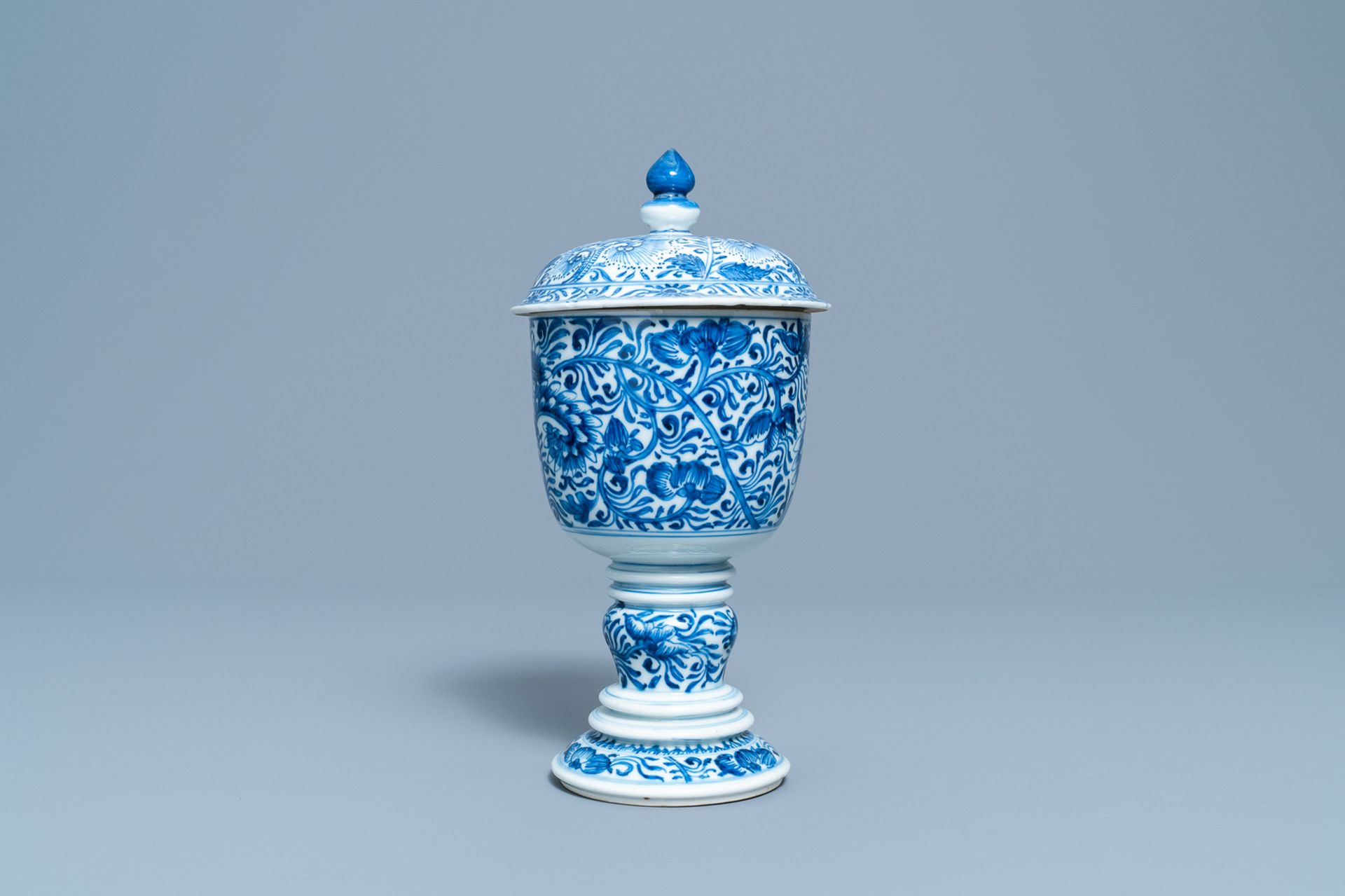 A Chinese blue and white beaker and cover with floral design, Kangxi - Image 4 of 6