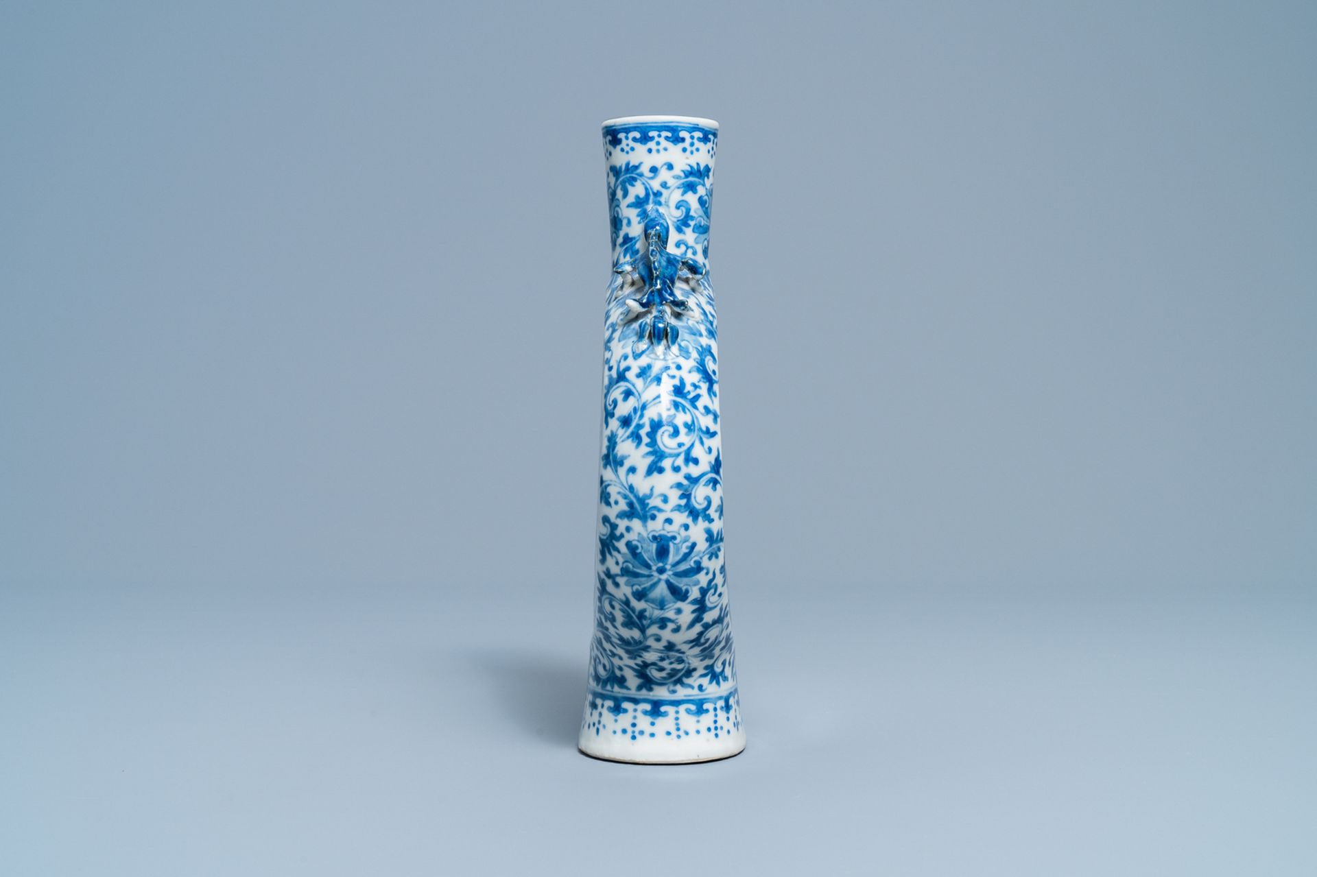 A Chinese blue and white moon flask vase with topographic medallions, 19th C. - Bild 3 aus 5