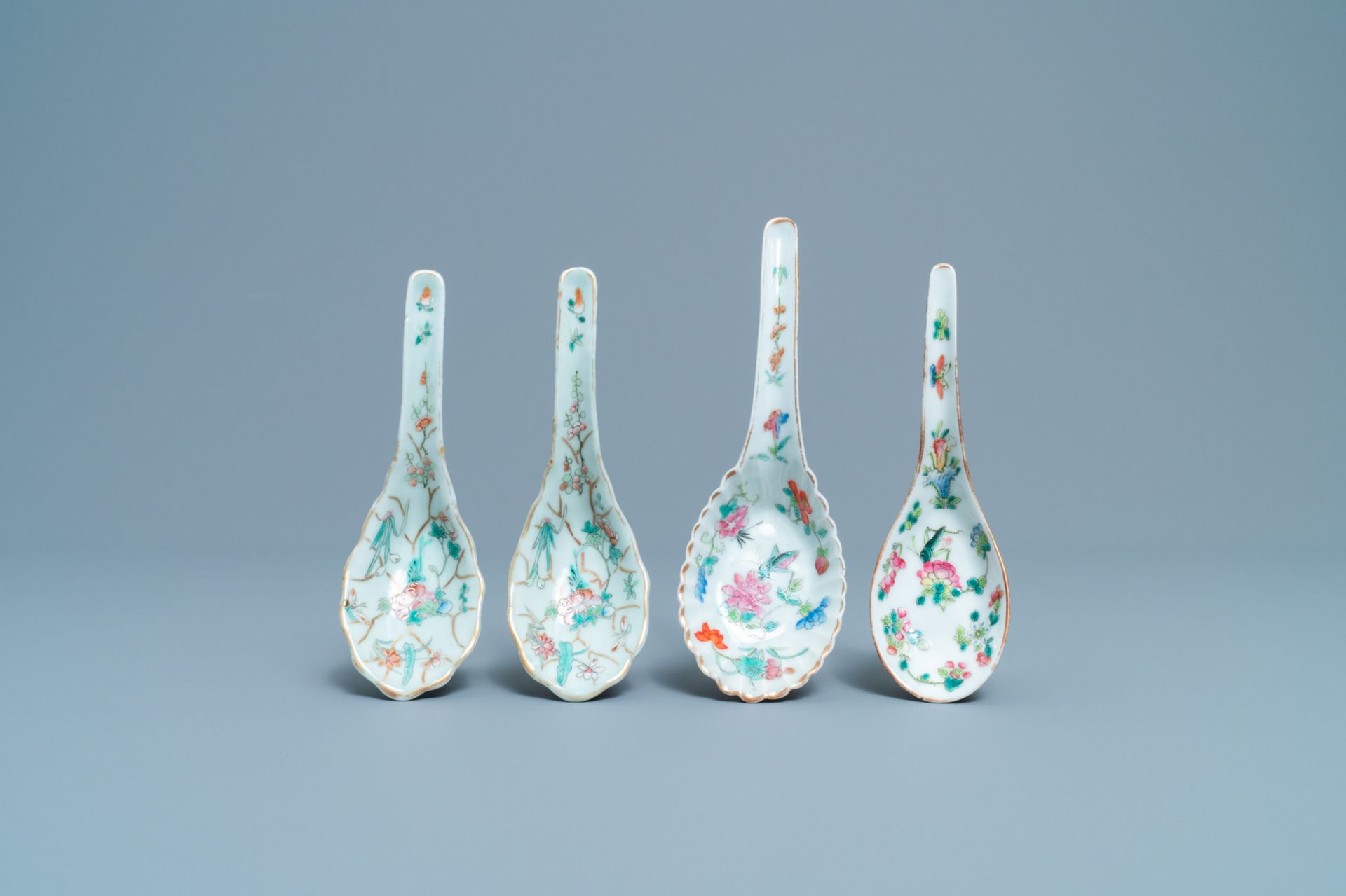 Four Chinese famille rose 'grasshopper' spoons for the Straits of Peranakan market, 19/20th C. - Bild 2 aus 5