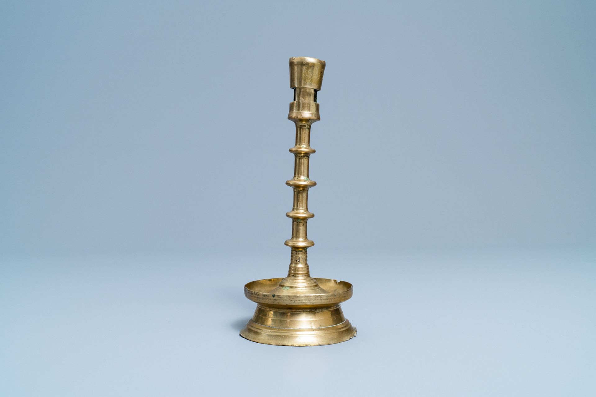 A Flemish or Dutch knotted bronze candlestick, 15th C. - Bild 4 aus 6