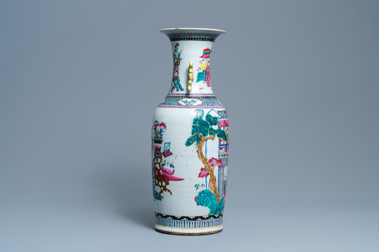 A Chinese famille rose vase with figures and antiquities, 19th C. - Image 4 of 6