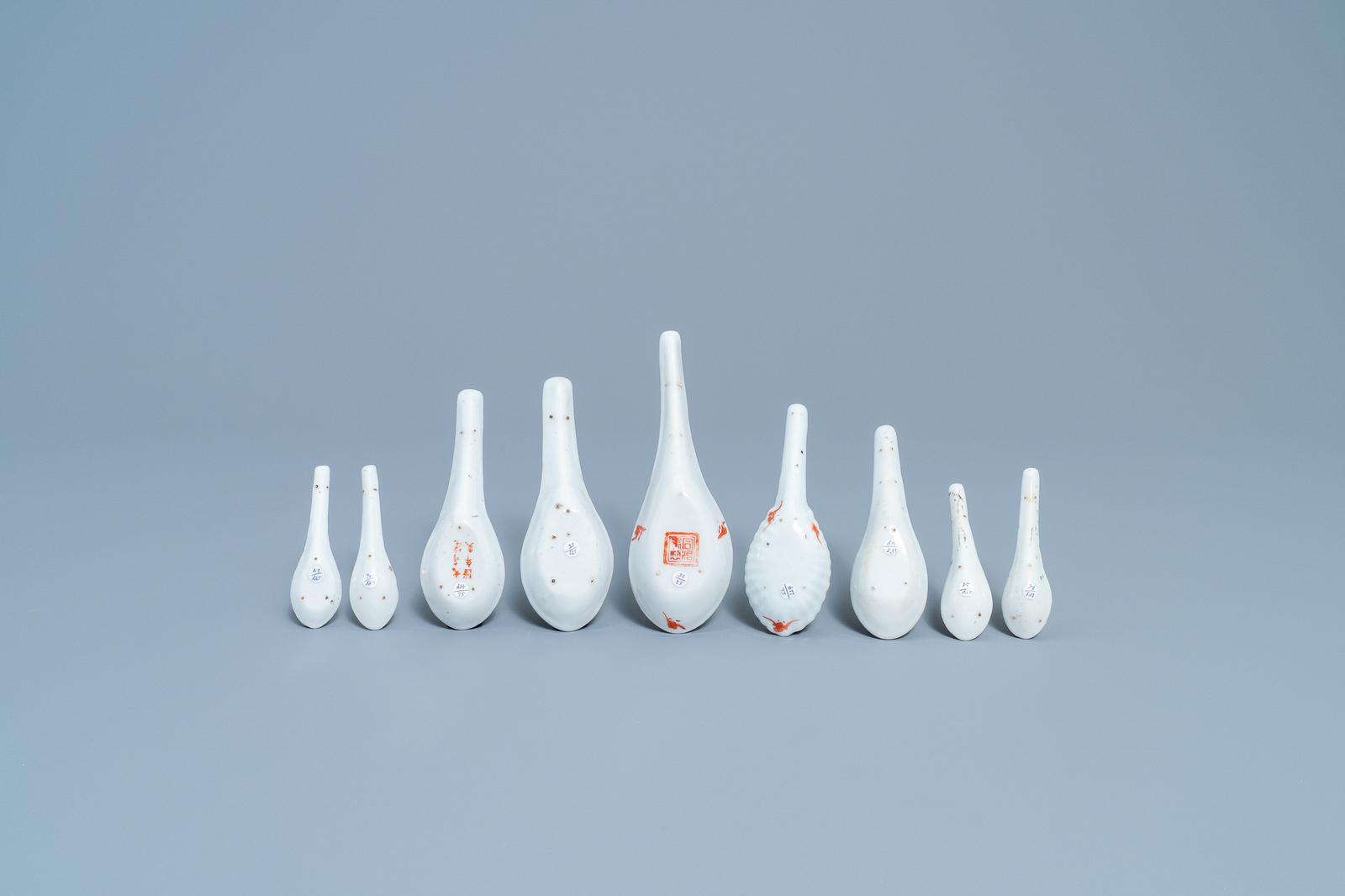 Nine Chinese famille rose and qianjiang cai spoons with figures, 19/20th C. - Image 3 of 7