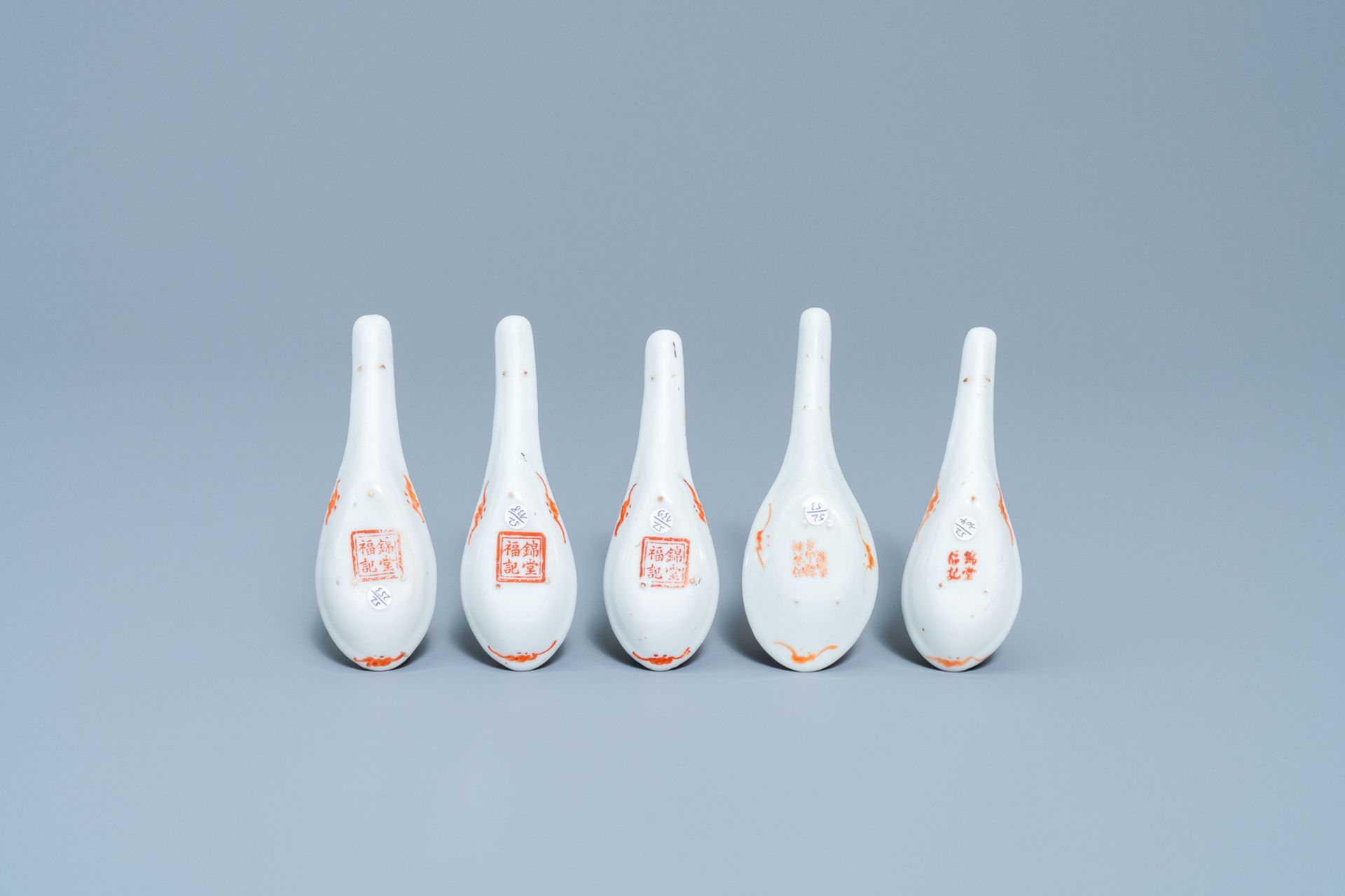 Five Chinese famille rose 'Buddhist lion' spoons, 19th C. - Image 3 of 5