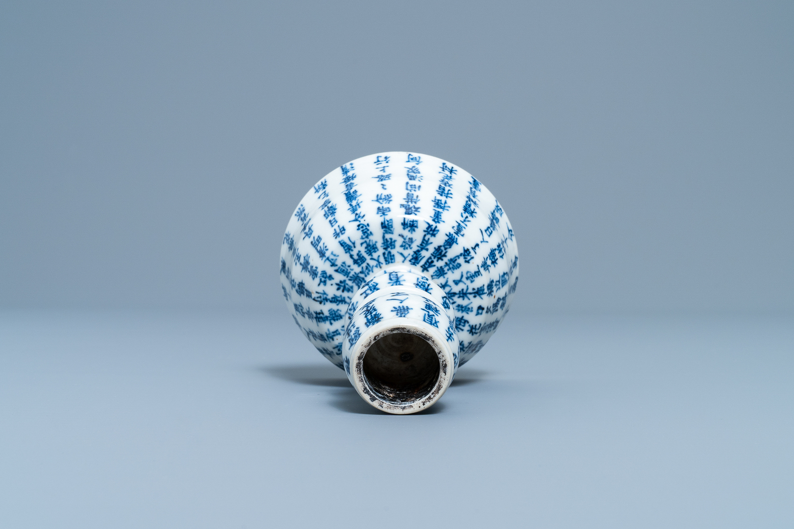 A Chinese blue and white Vietnamese market 'Bleu de Hue' candlestick, 19th C. - Image 6 of 7