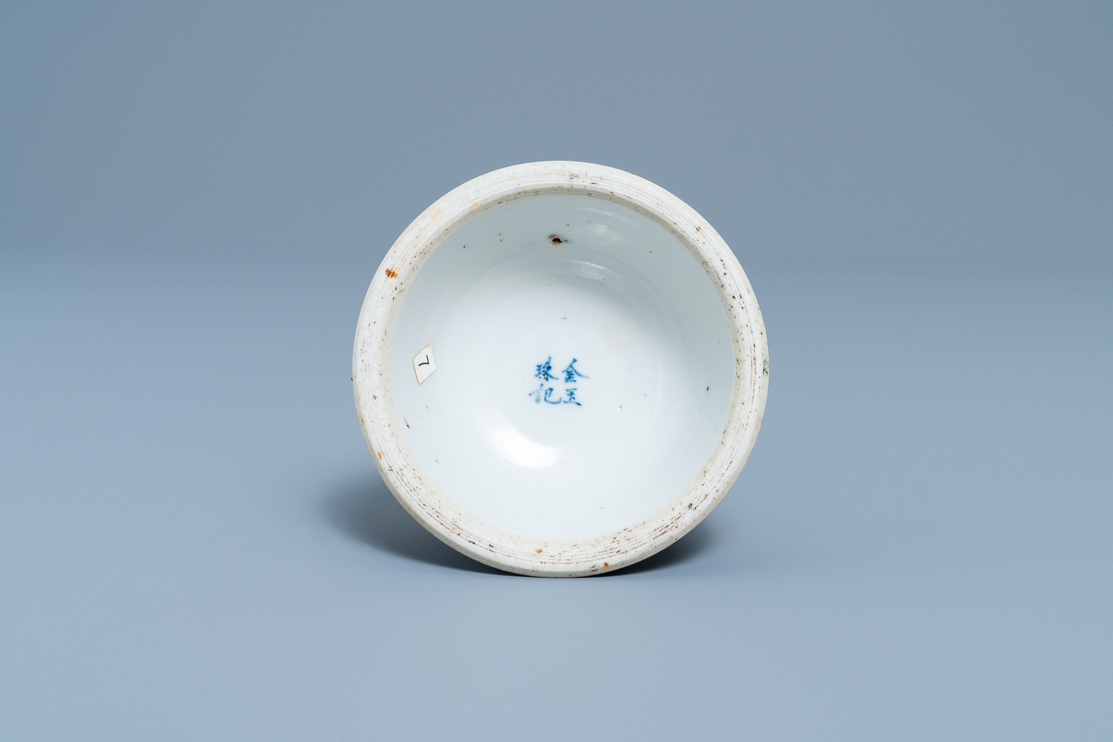 A Chinese blue and white Vietnamese market 'Bleu de Hue' candlestick, 19th C. - Image 7 of 7