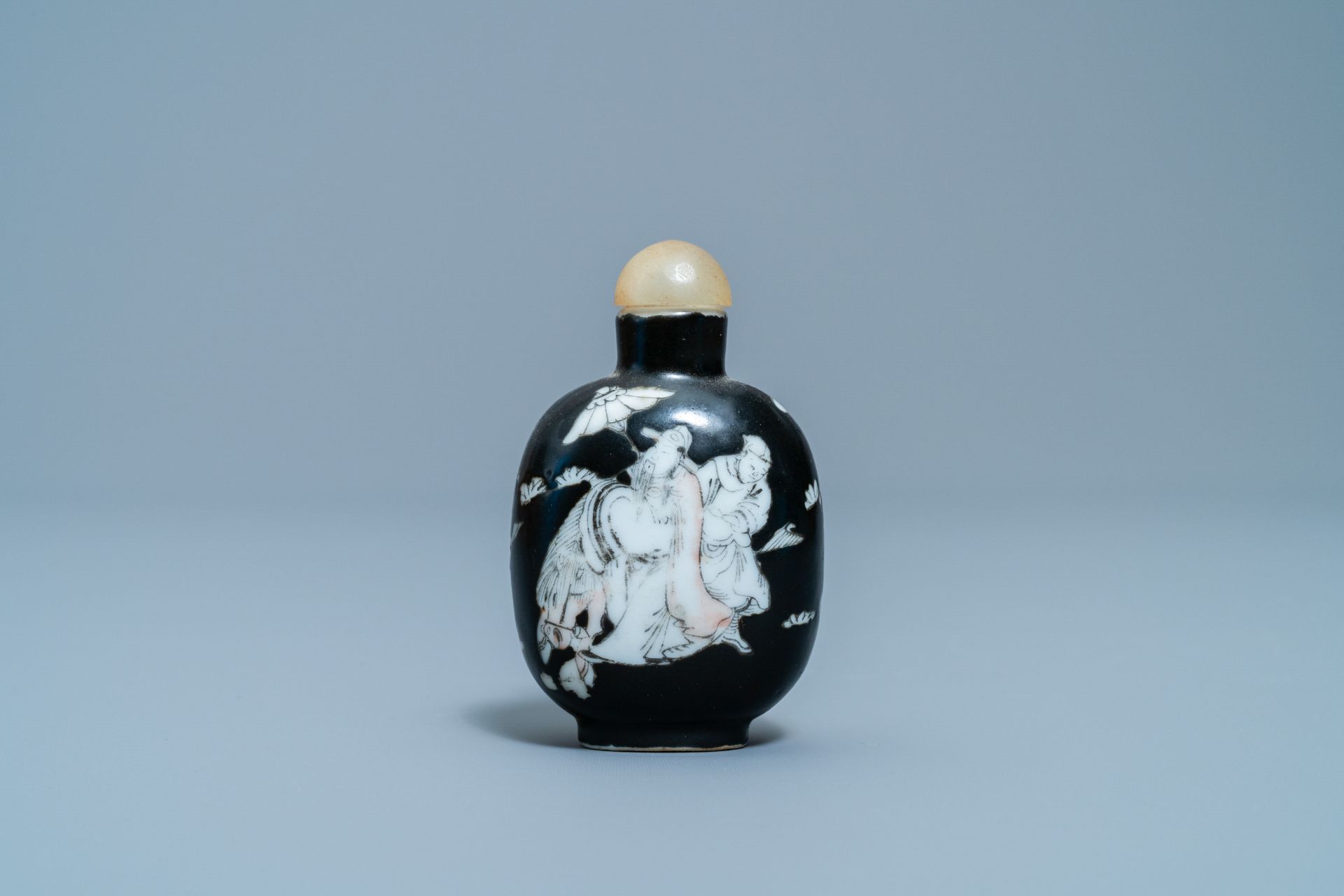 A Chinese black-ground grisaille and iron red vase and a snuff bottle, 18th C. - Image 9 of 14