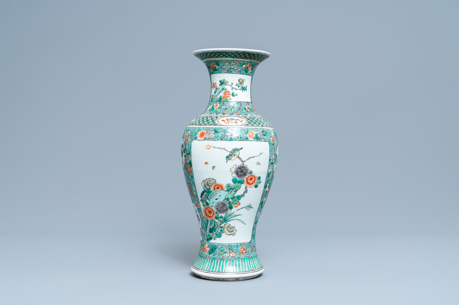 A Chinese famille verte vase, 19th C. - Image 3 of 6