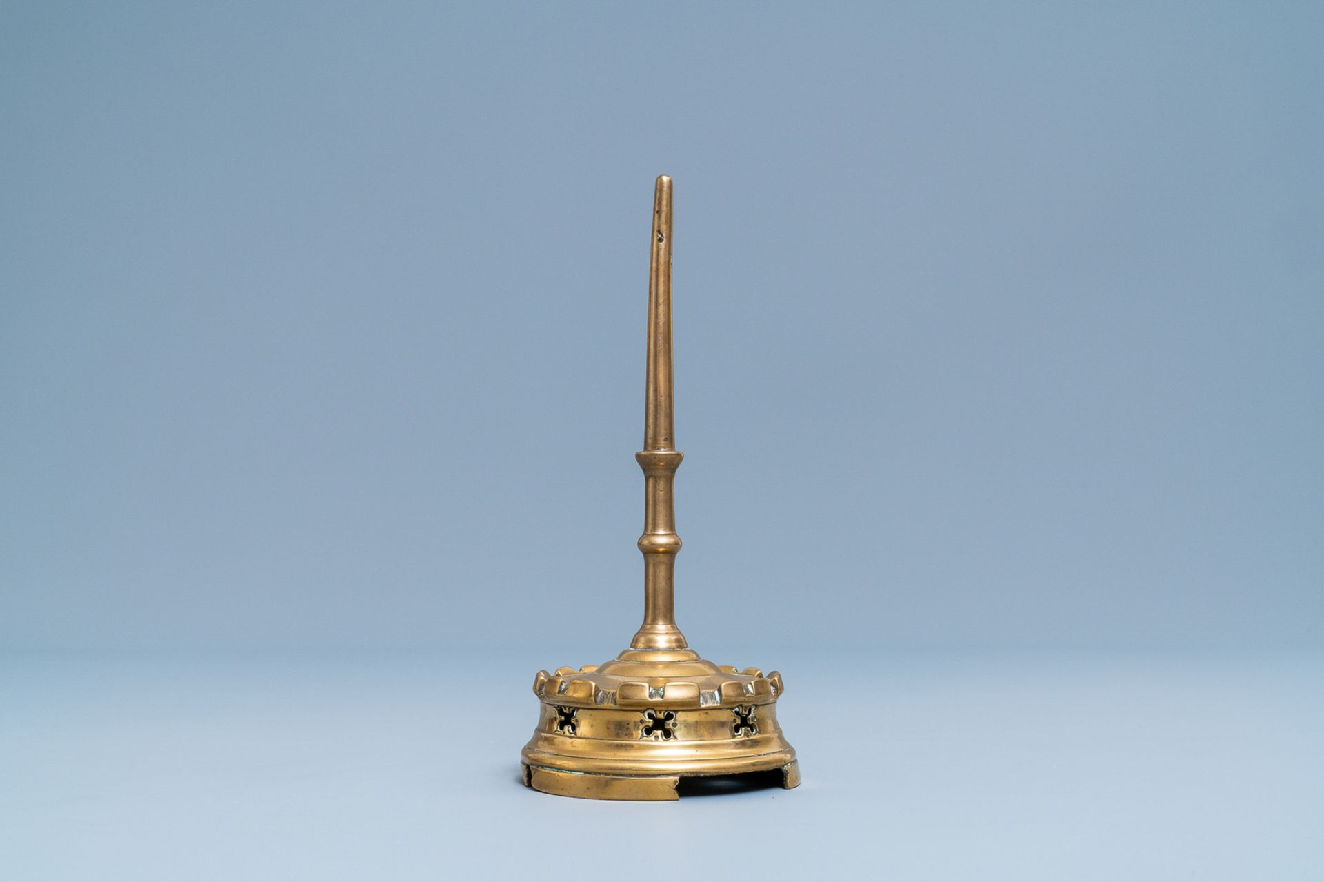 A Flemish or Dutch bronze candlestick, 14/15th C. - Bild 3 aus 6