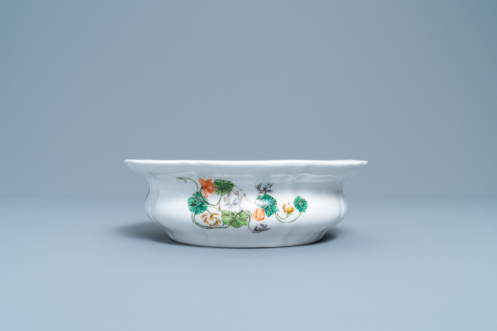 A rare KPM porcelain basin with Cantonese famille verte painting, China and Germany, 19th C. - Image 7 of 7