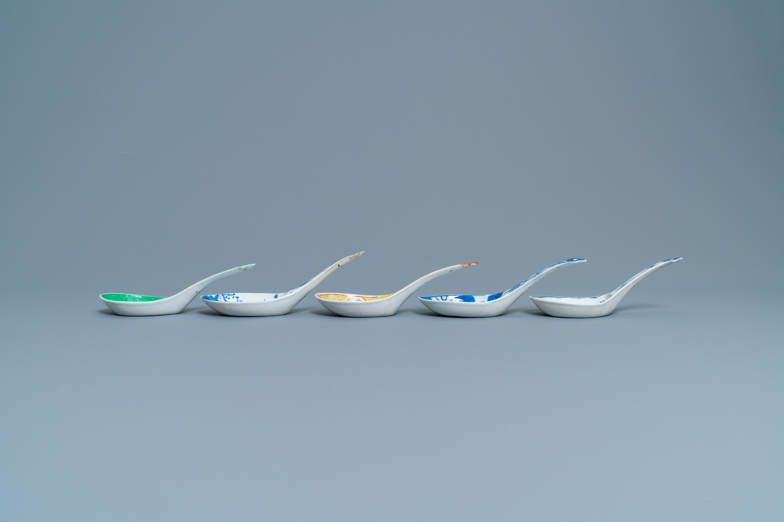 Five large Chinese blue and white, famille rose and monochrome green spoons, 19/20th c. - Image 4 of 5