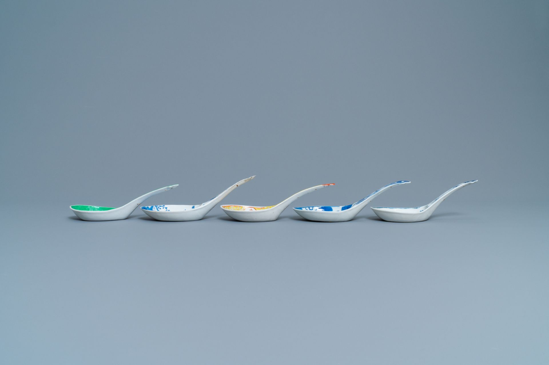 Five large Chinese blue and white, famille rose and monochrome green spoons, 19/20th c. - Image 4 of 5