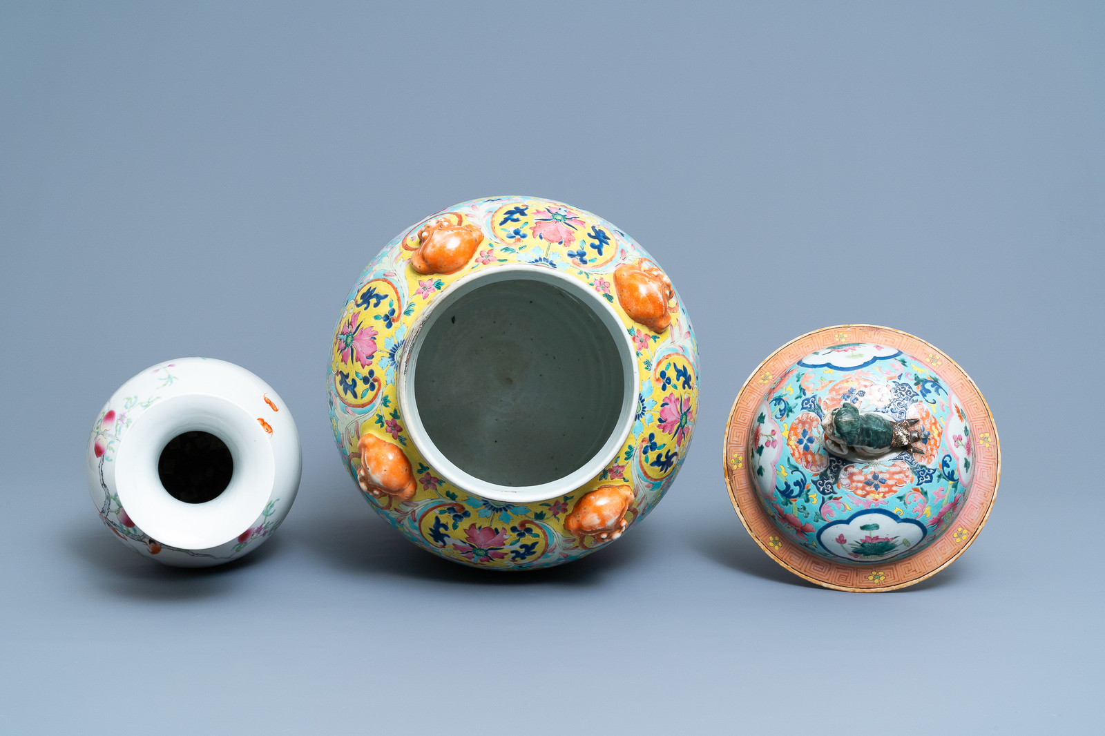 A Chinese famille rose covered vase and a vase with birds and peaches, 19/20th C. - Image 5 of 6