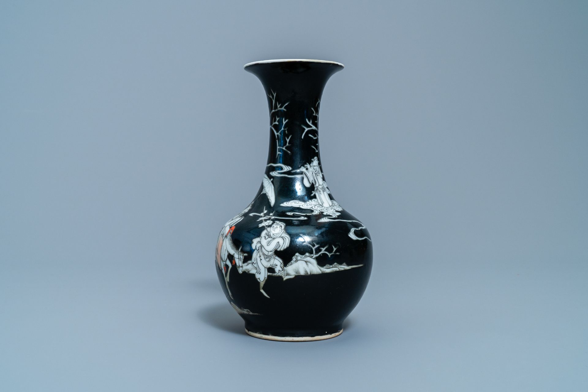 A Chinese black-ground grisaille and iron red vase and a snuff bottle, 18th C. - Image 4 of 14