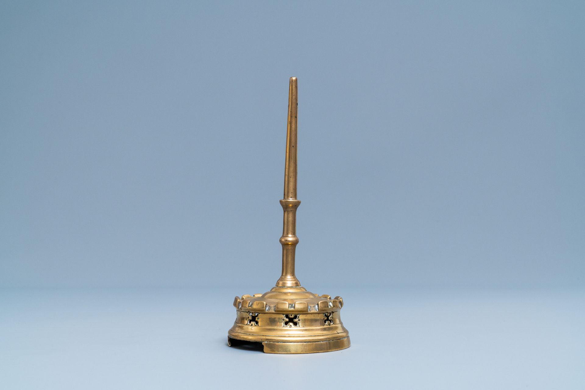 A Flemish or Dutch bronze candlestick, 14/15th C. - Bild 2 aus 6