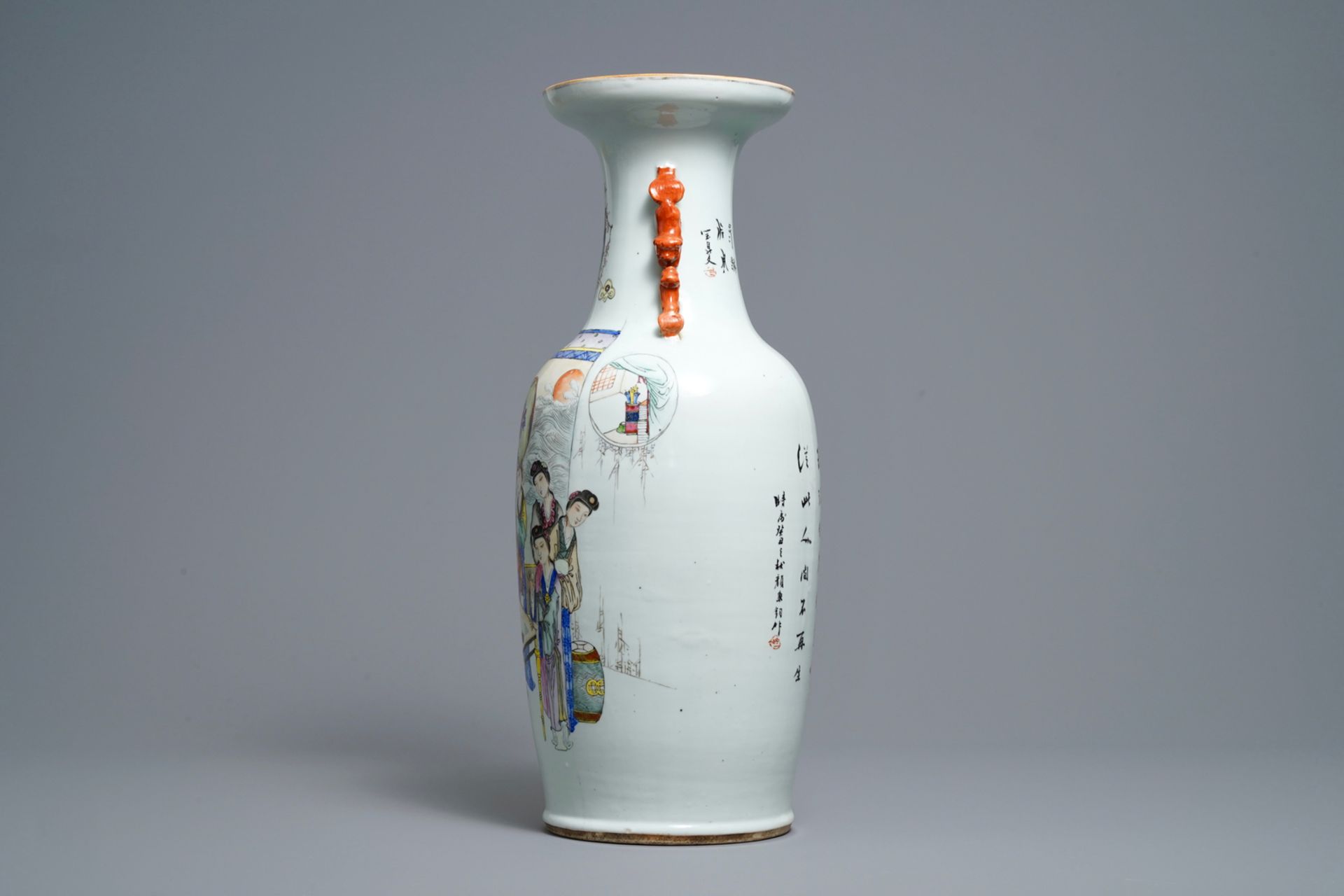 A Chinese qianjiang cai vase with women around a table, signed Yan Bing Jun, dated 1913 - Bild 4 aus 6