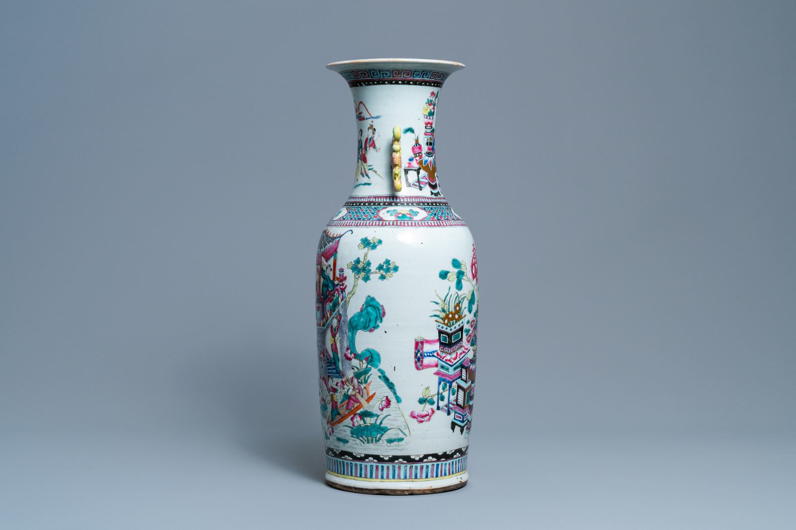 A Chinese famille rose vase with figures and antiquities, 19th C. - Image 2 of 6