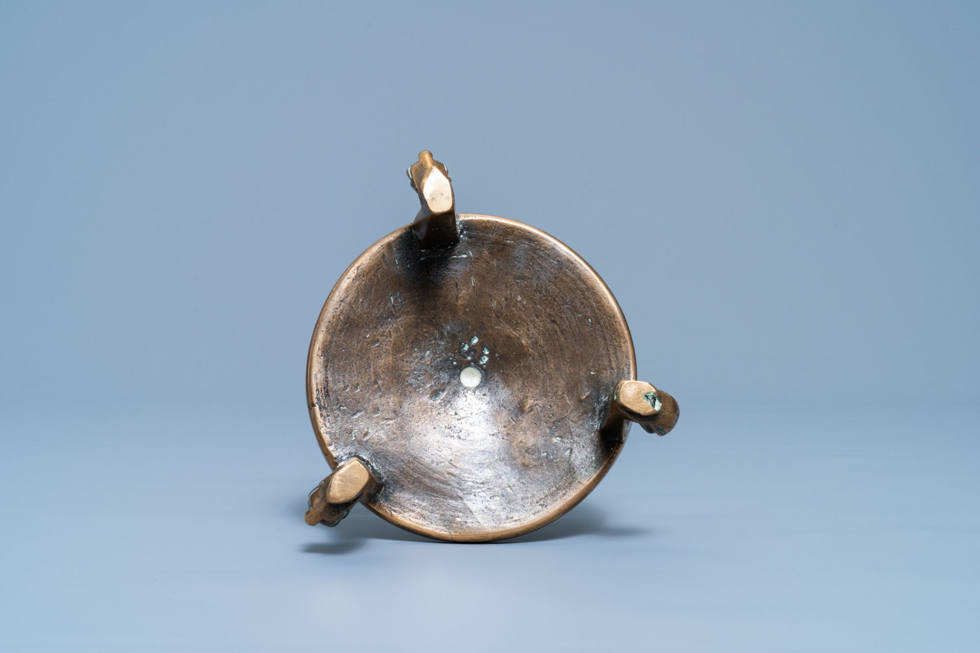 A Flemish or Dutch bronze candlestick, 14/15th C. - Image 7 of 7