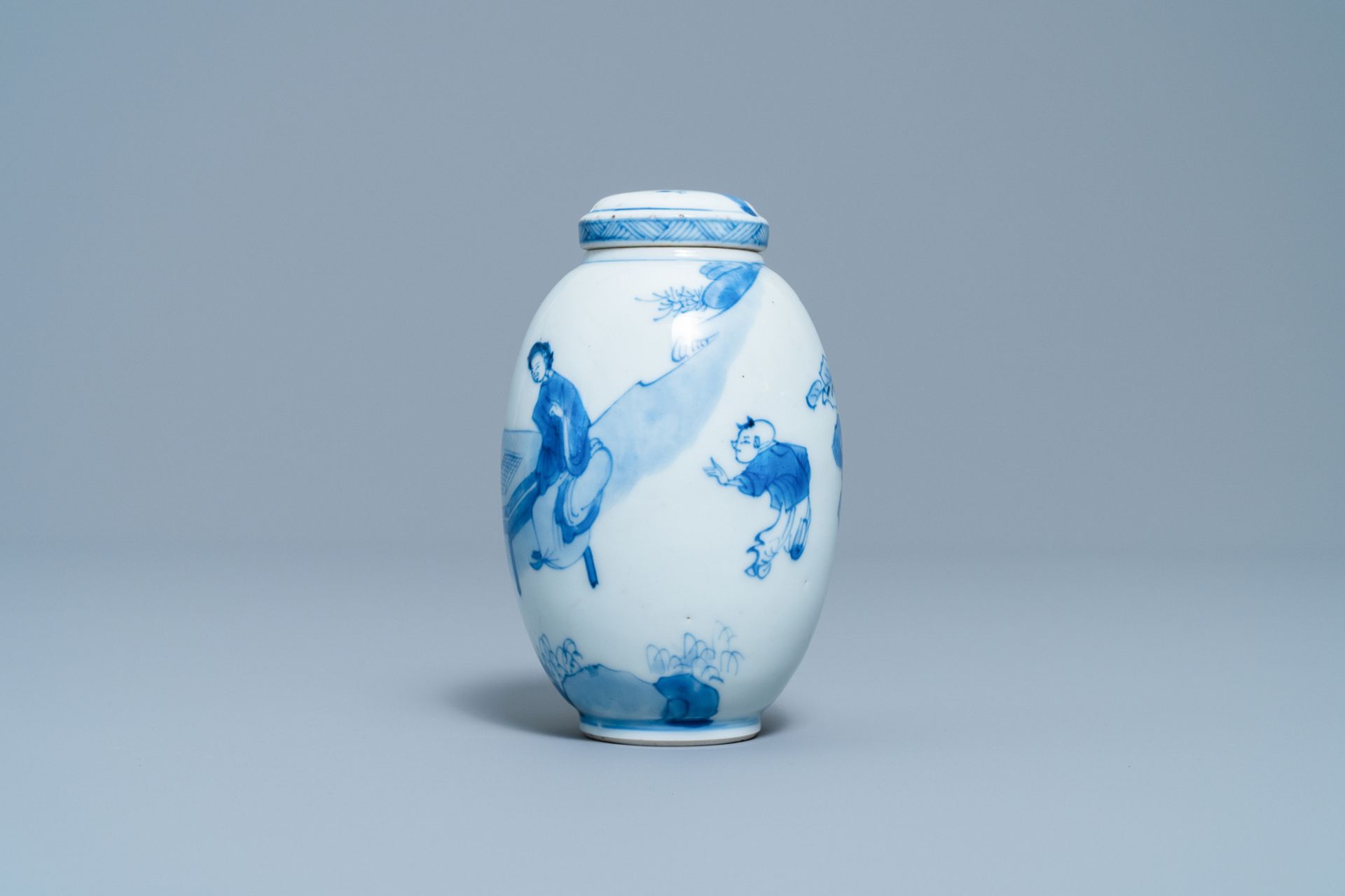 A Chinese blue and white covered tea caddy, Kangxi - Image 2 of 6