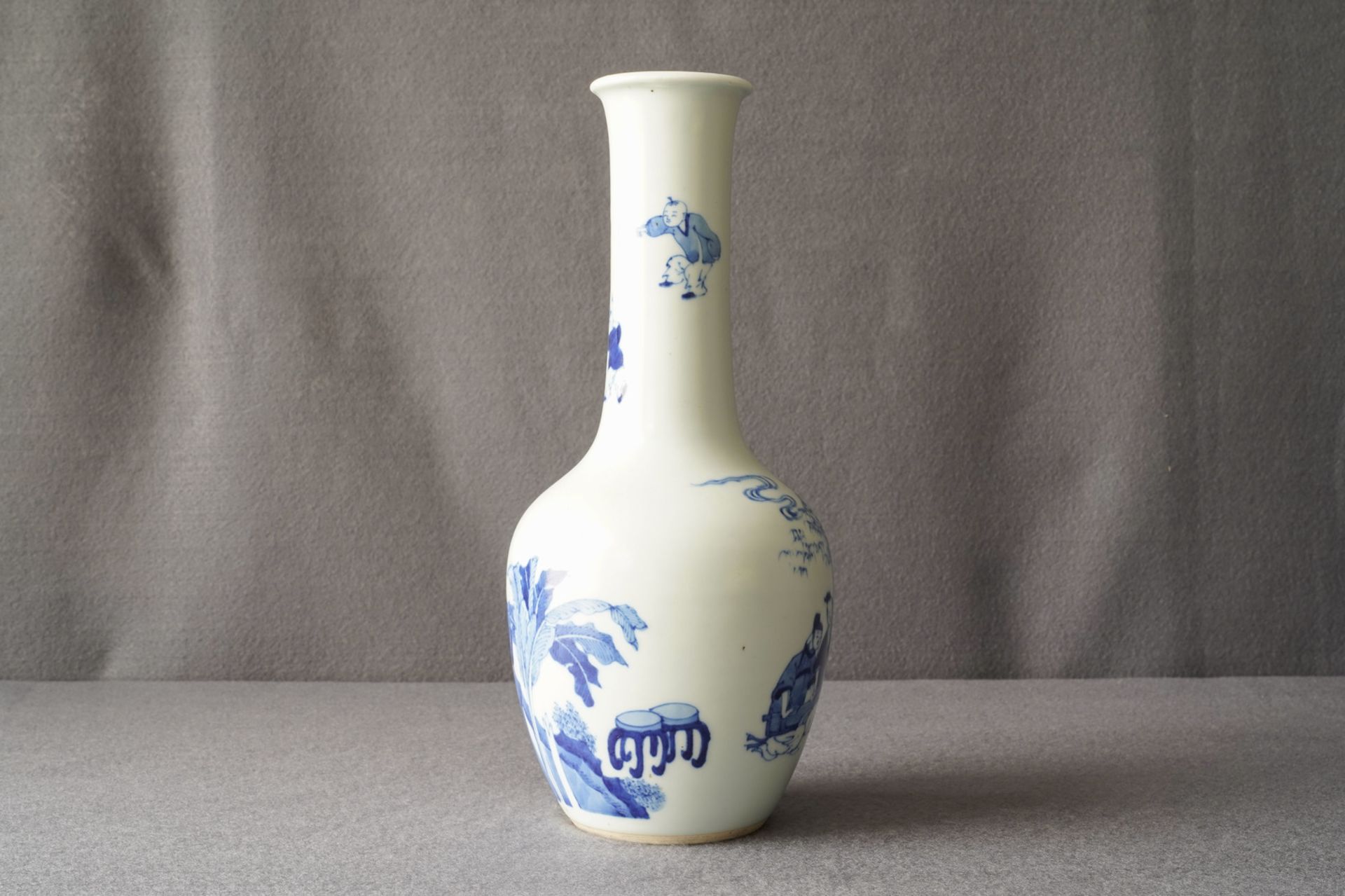 A Chinese blue and white bottle vase with go-players, 19/20th C. - Image 9 of 12