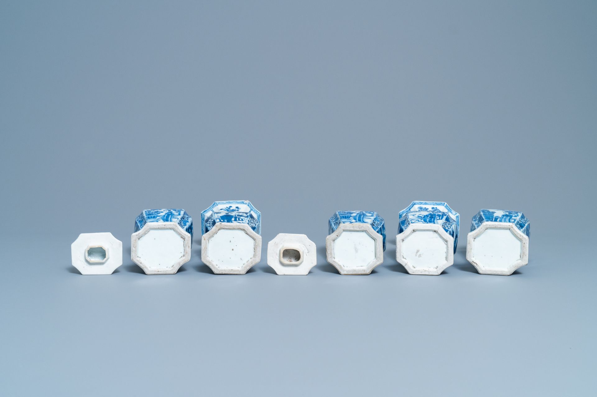 A Chinese blue and white five-piece garniture with boys and ladies, Kangxi - Bild 6 aus 6