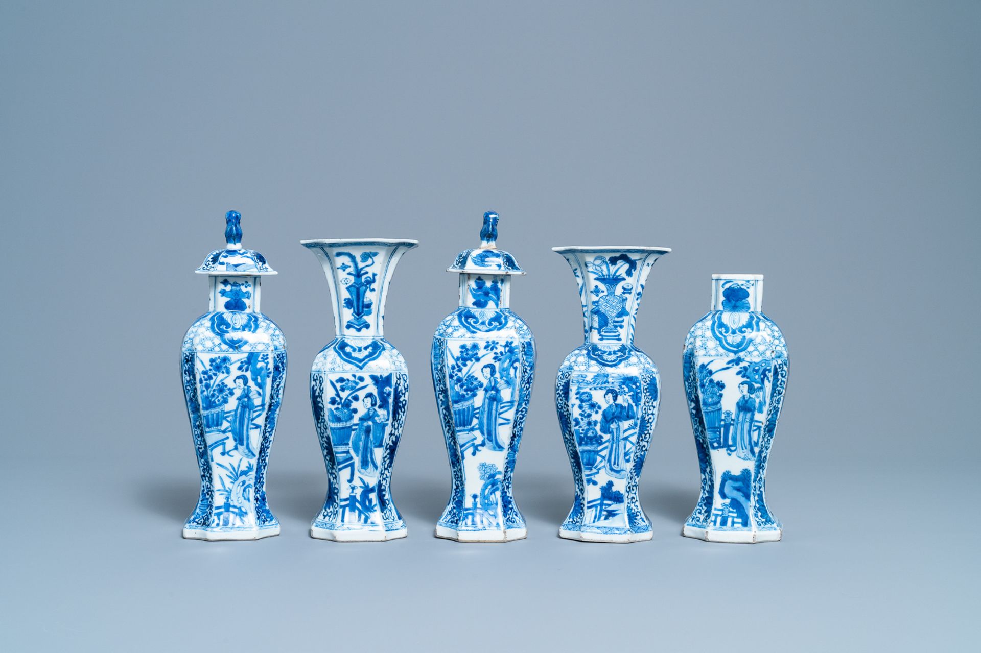 A Chinese blue and white five-piece garniture with boys and ladies, Kangxi - Bild 3 aus 6