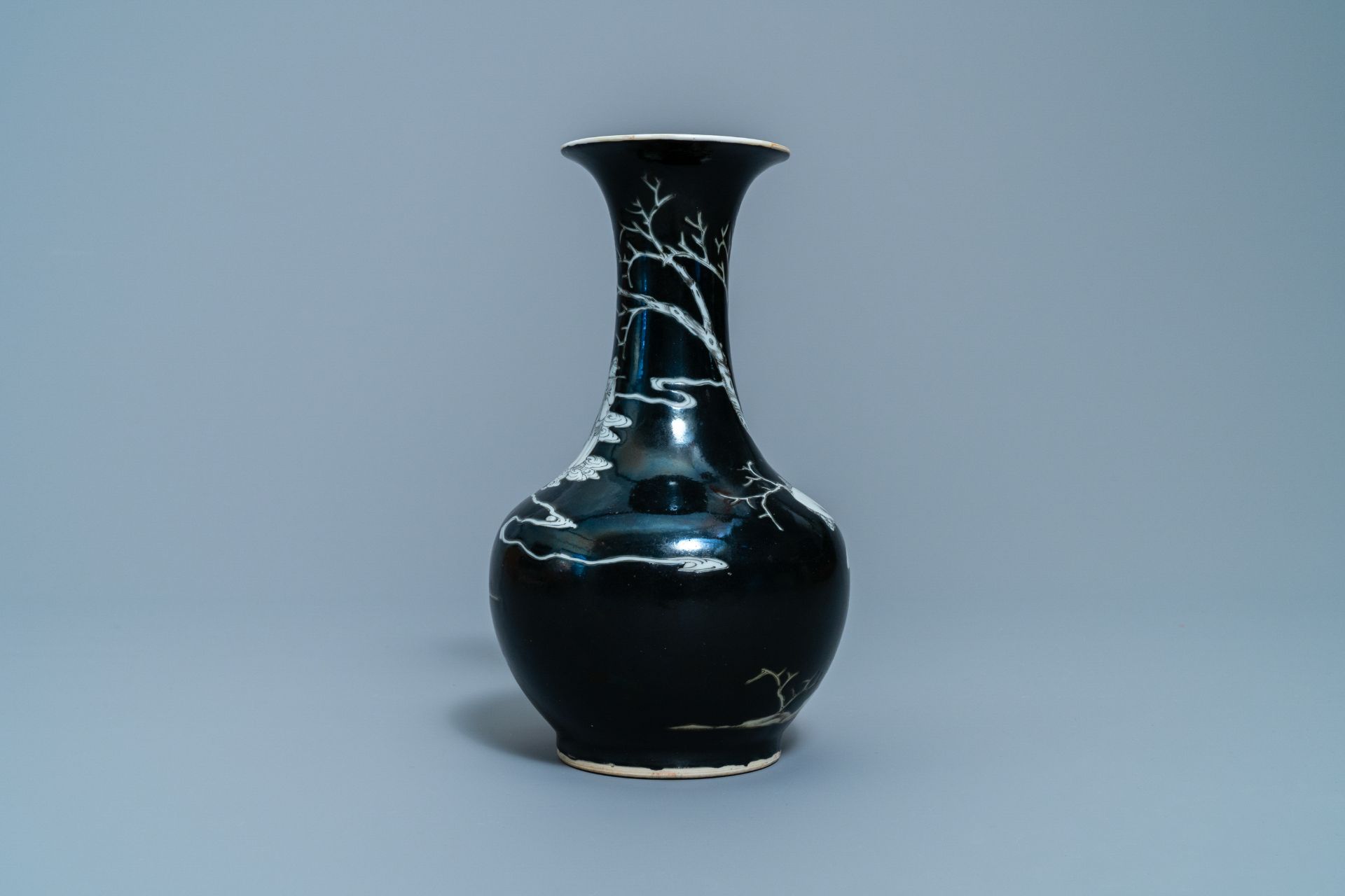 A Chinese black-ground grisaille and iron red vase and a snuff bottle, 18th C. - Image 5 of 14