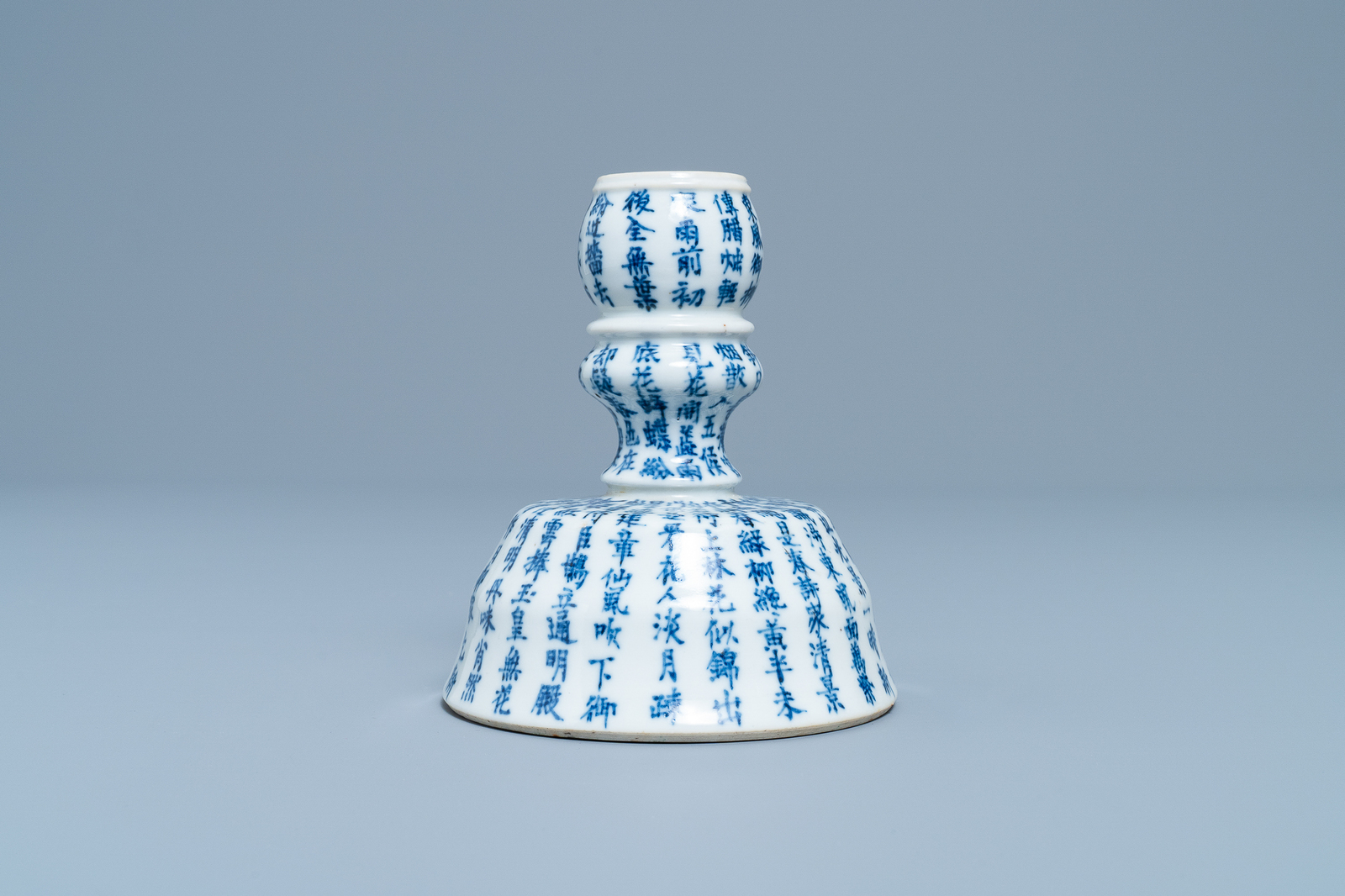 A Chinese blue and white Vietnamese market 'Bleu de Hue' candlestick, 19th C. - Image 2 of 7